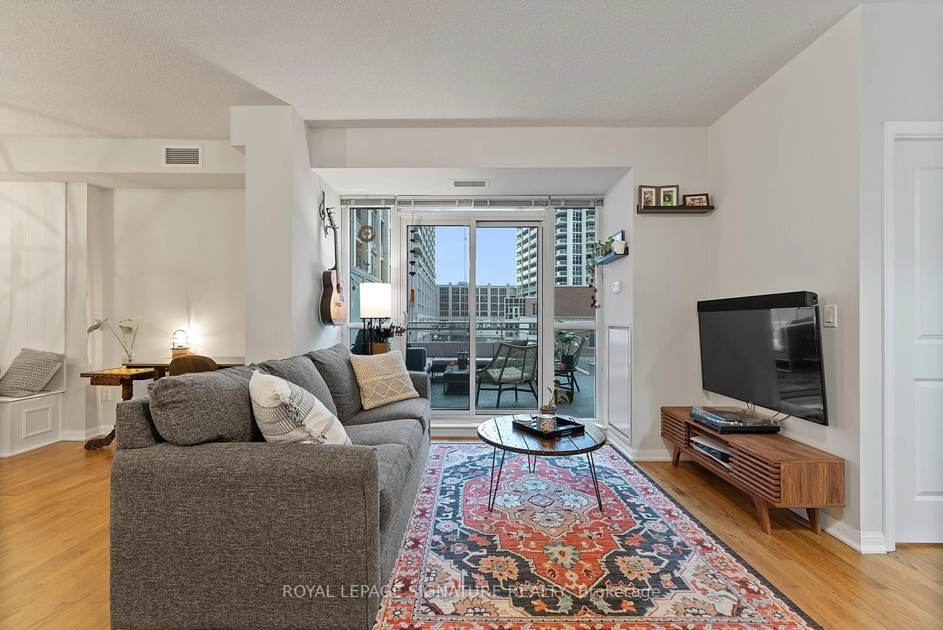 Living room with furniture, unknown for 628 Fleet St #316, Toronto Ontario M5V 1A9