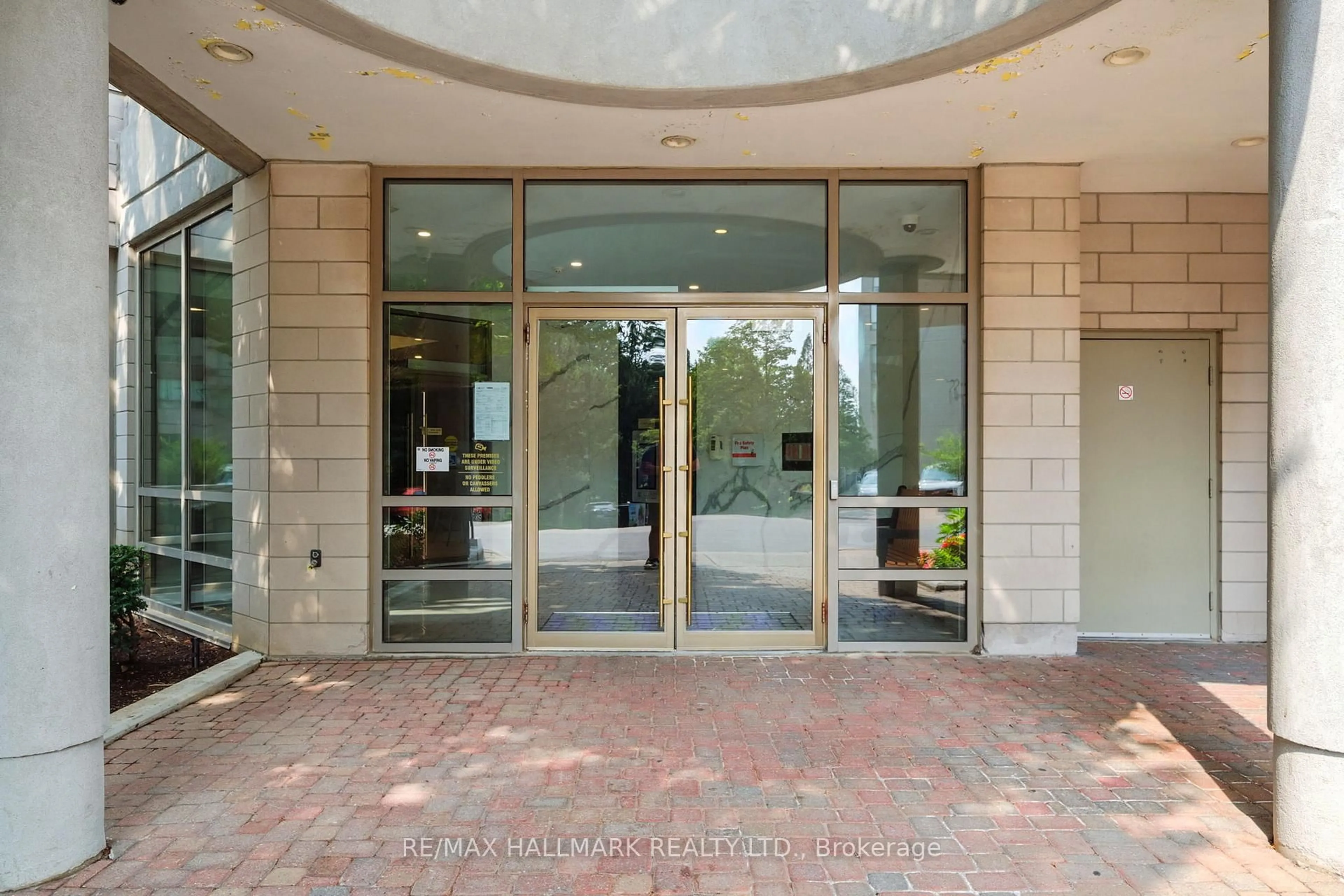 Indoor foyer for 215 Wynford Dr #2002, Toronto Ontario M3C 3P5