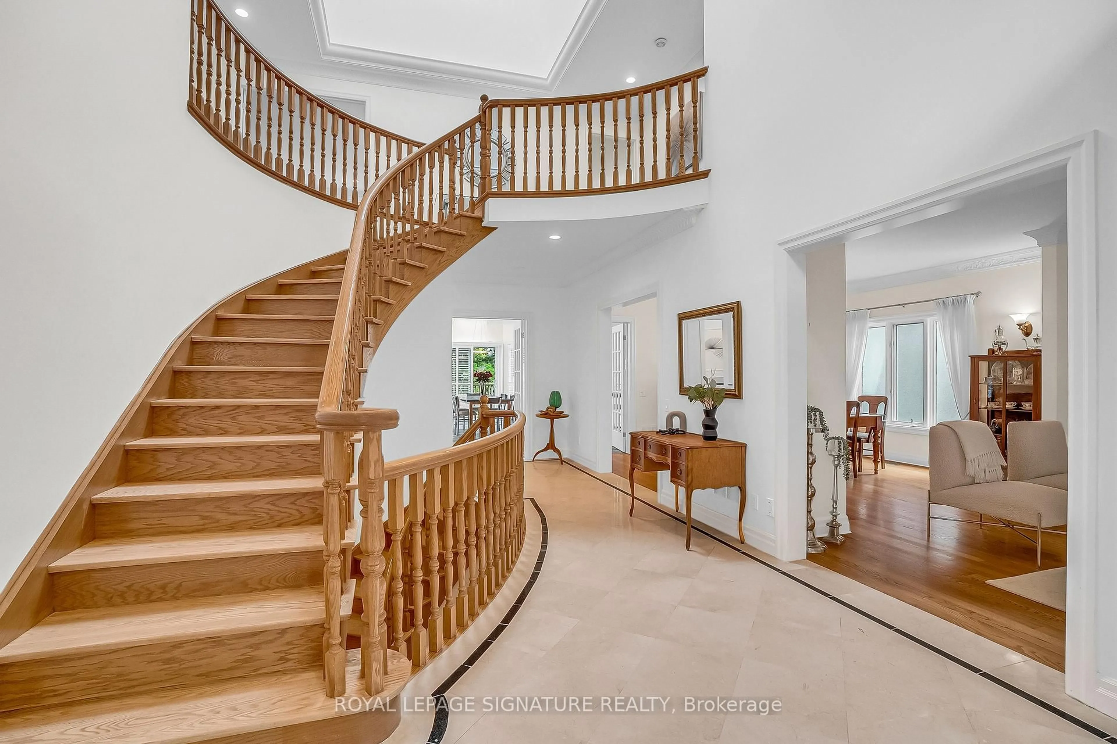 Indoor foyer for 20 Hurlingham Cres, Toronto Ontario M3B 2R1