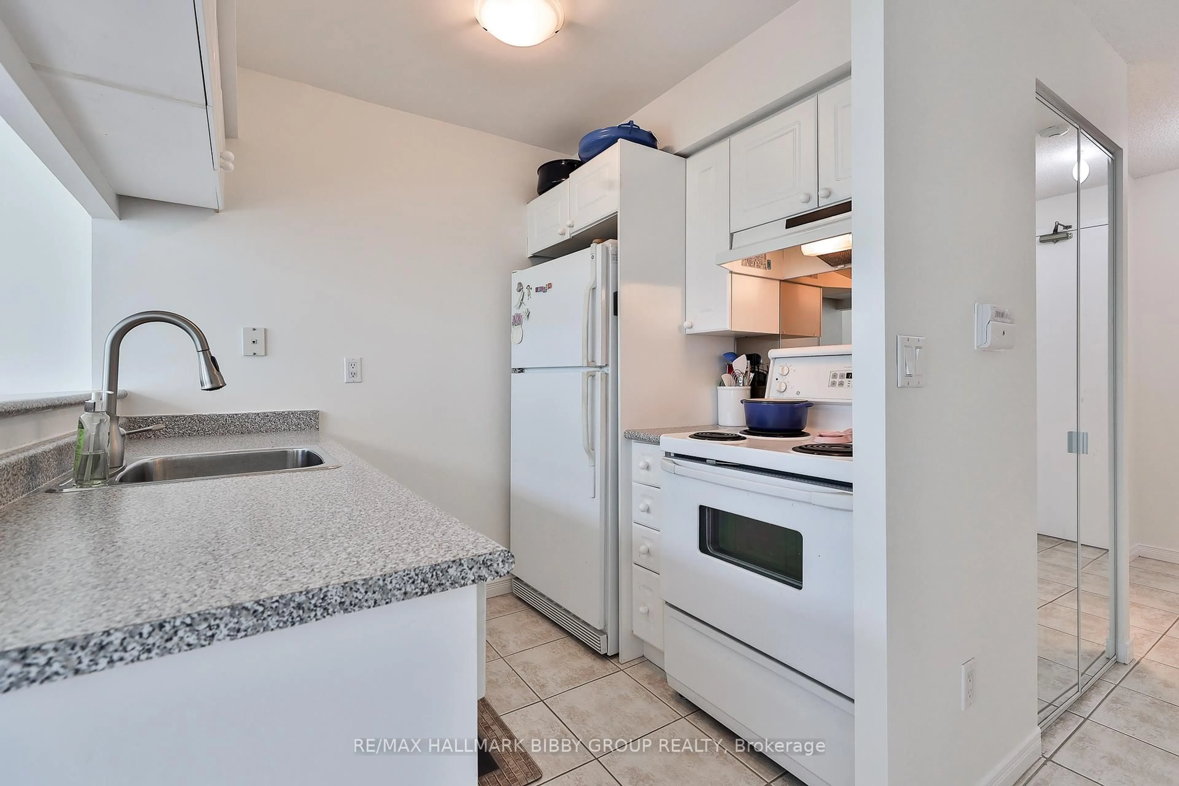 Standard kitchen, unknown for 109 Front St #528, Toronto Ontario M5A 4P7