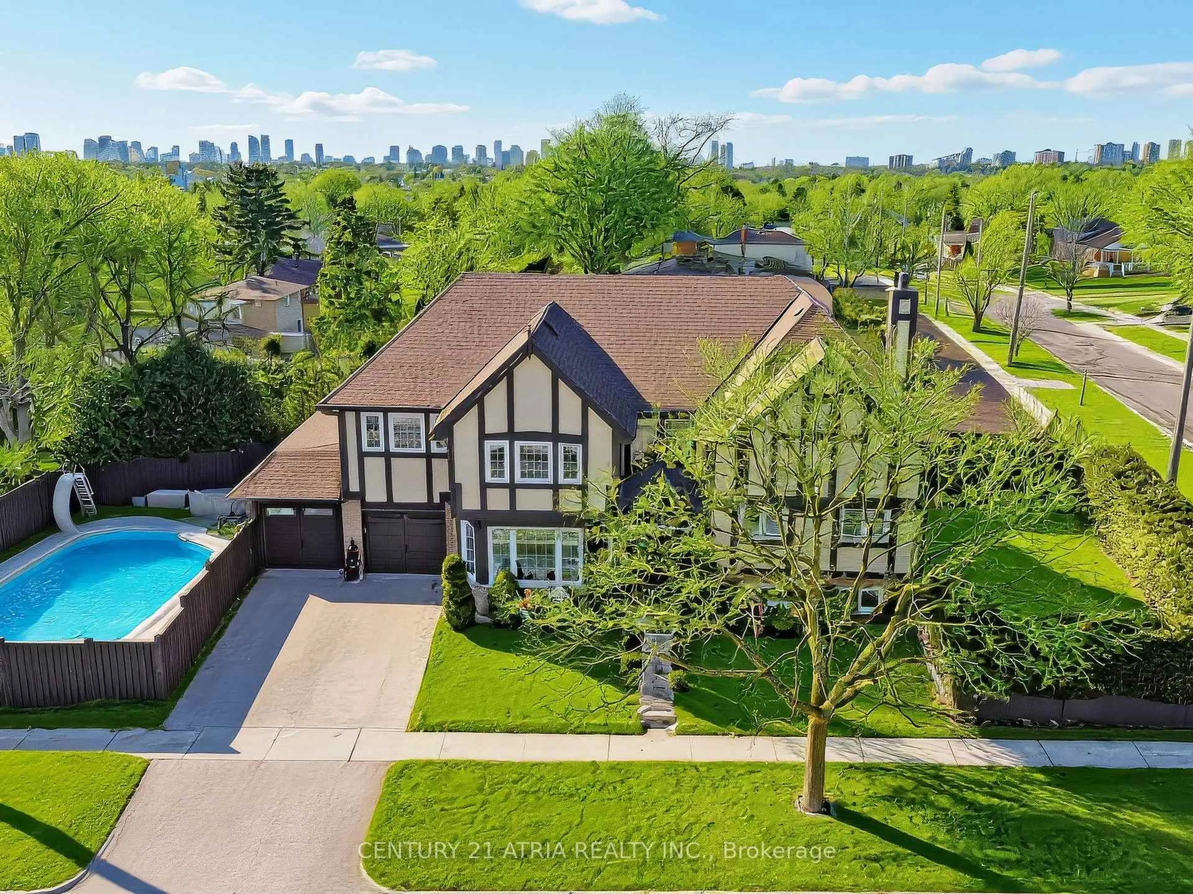 A pic from outside/outdoor area/front of a property/back of a property/a pic from drone, street for 39 Prattley Dr, Toronto Ontario M2J 2K1