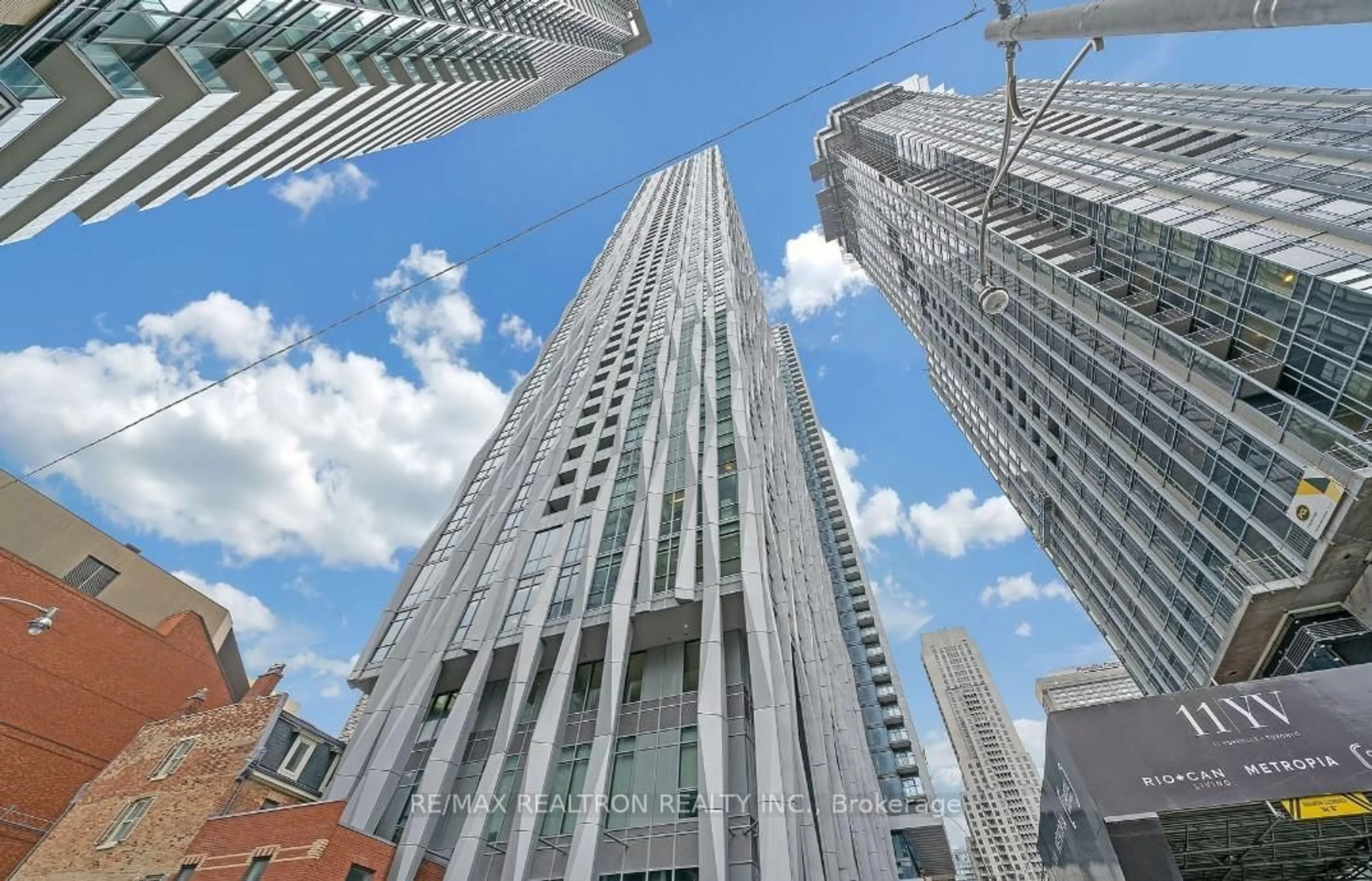 Indoor foyer for 1 Yorkville Ave #2710, Toronto Ontario M4W 0B1
