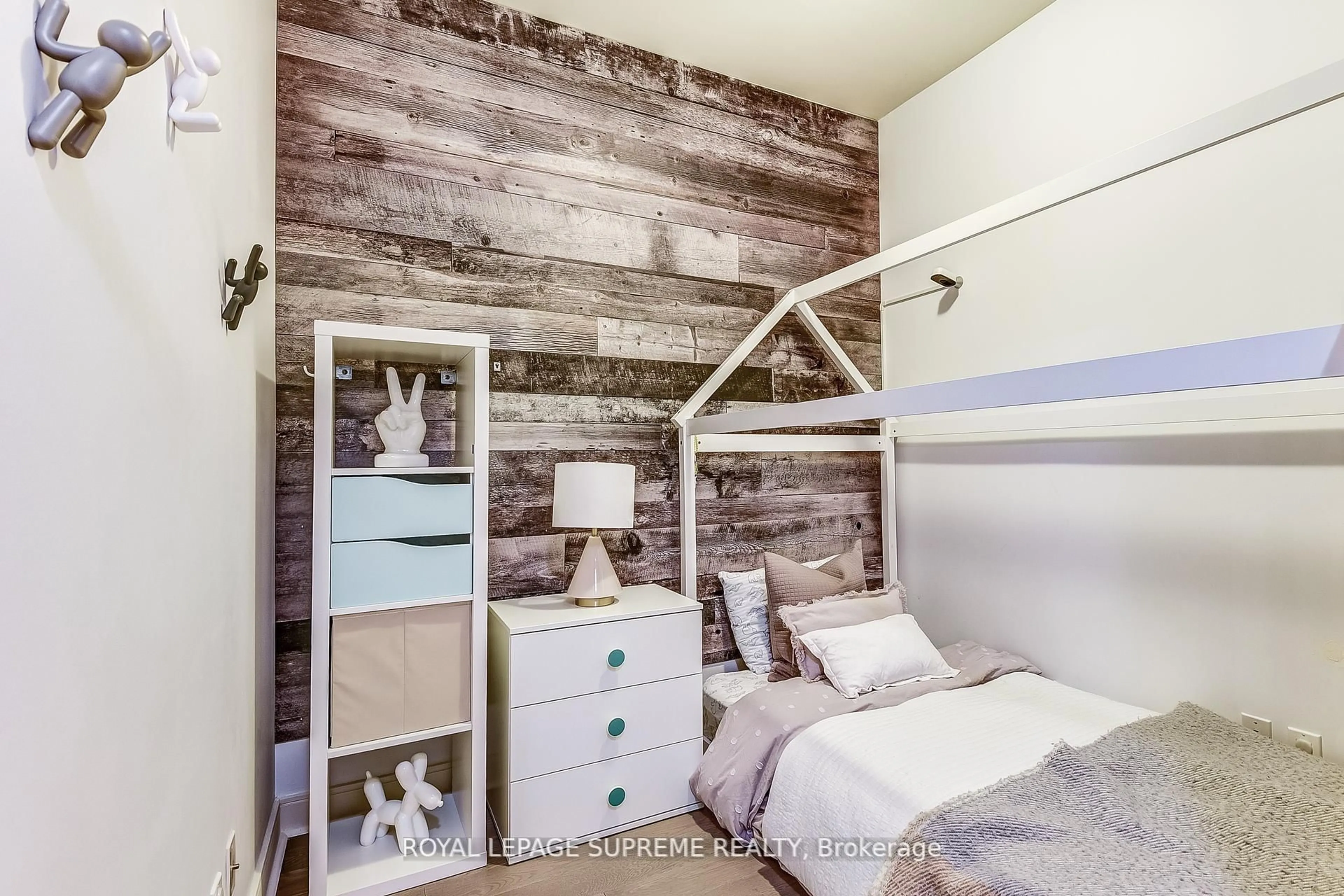 Bedroom with bed, wood/laminate floor for 825 Church St #619, Toronto Ontario M4W 3Z4