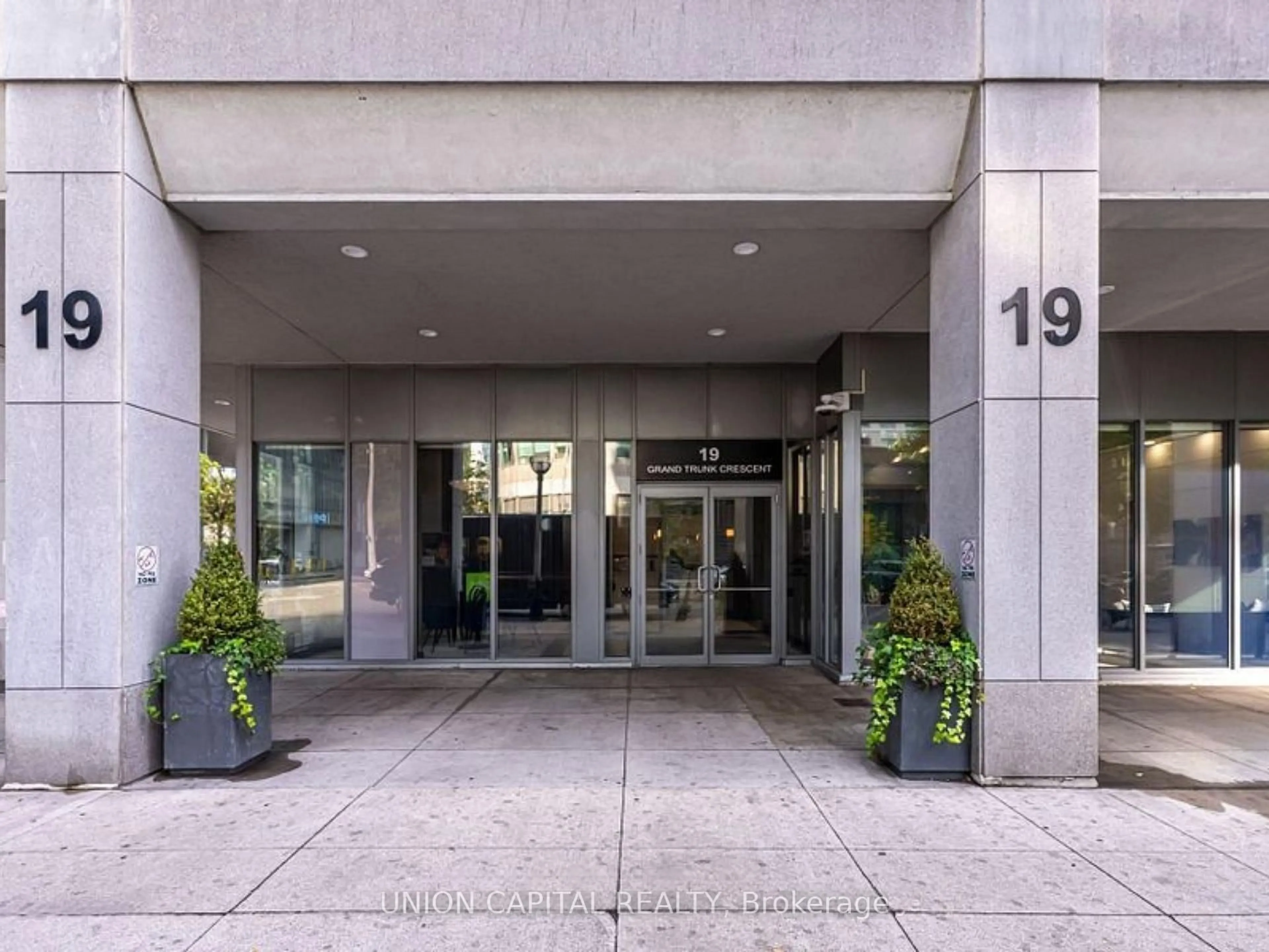 Indoor foyer for 19 Grand Trunk Cres #1007, Toronto Ontario M5J 3A3