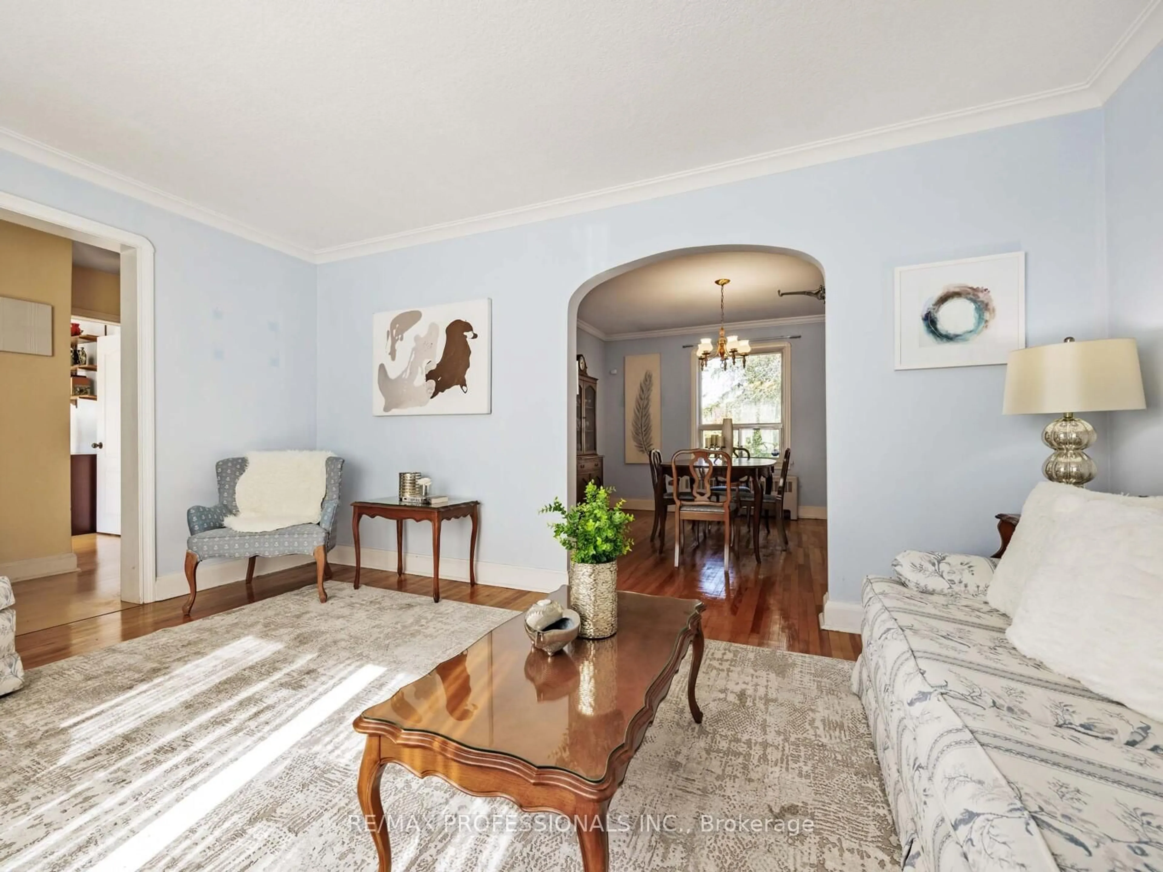 Living room with furniture, wood/laminate floor for 55 Craigmore Cres, Toronto Ontario M2N 2Y6