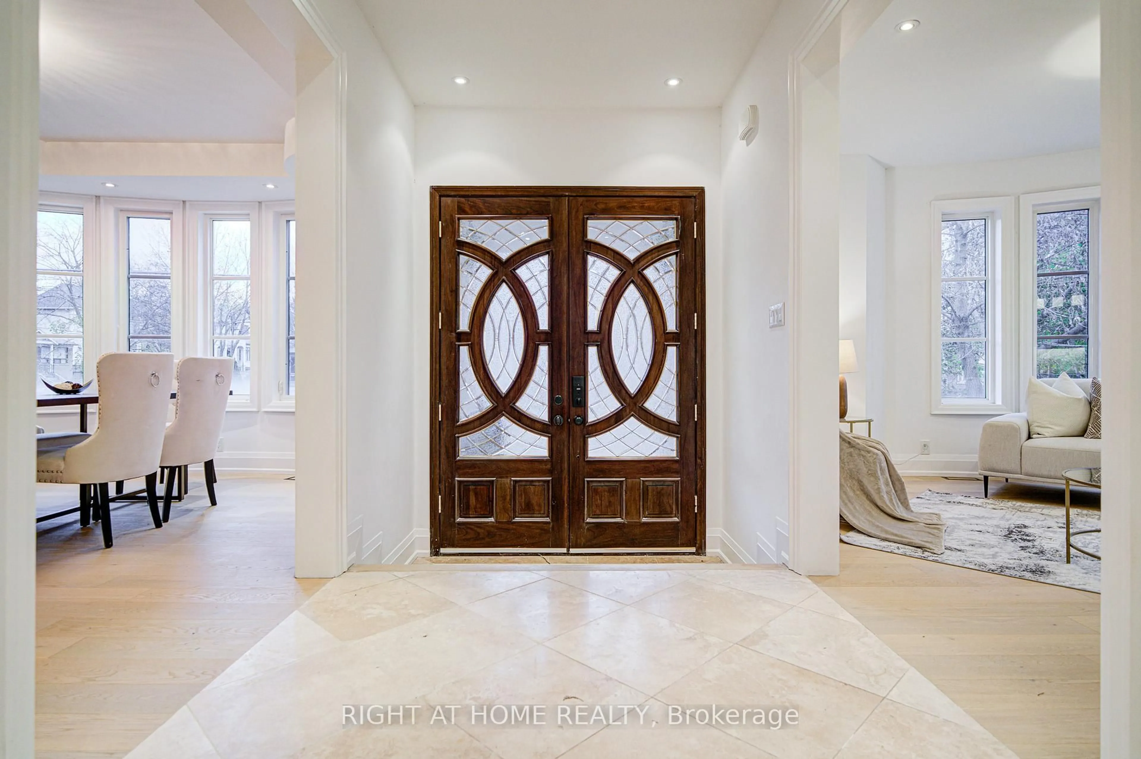 Indoor entryway for 125 Kingsdale Ave, Toronto Ontario M2N 3W5