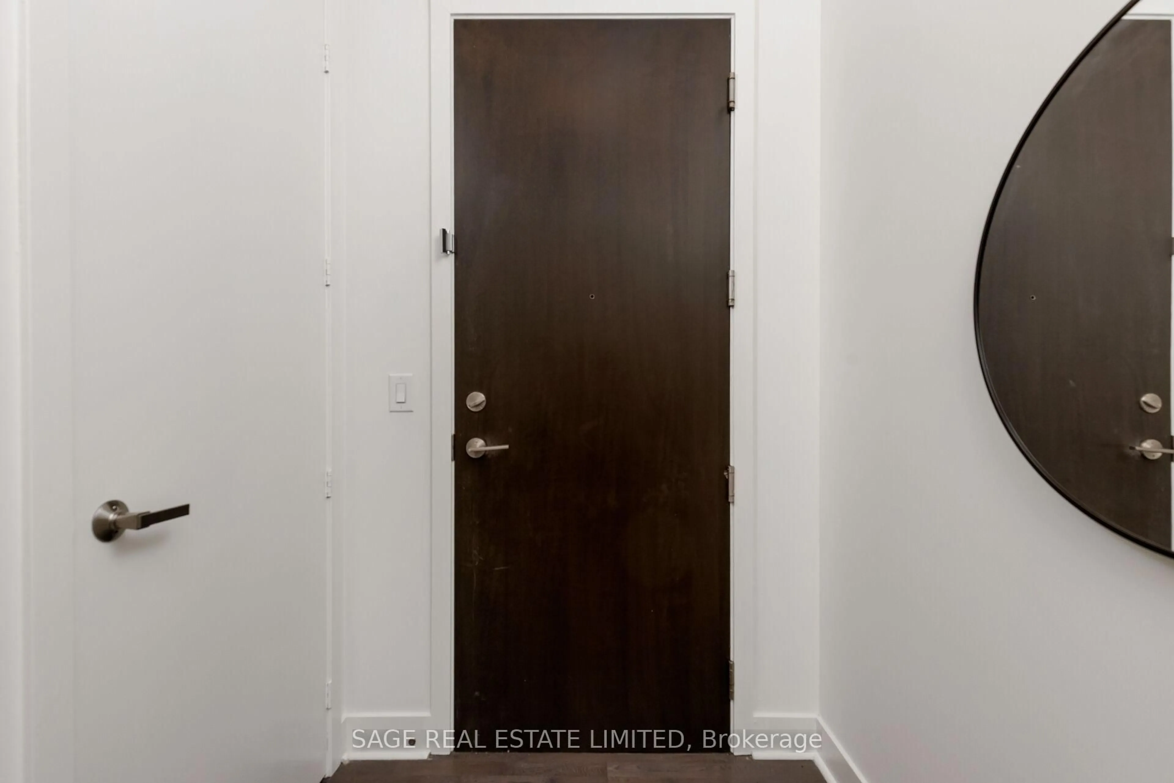 Indoor entryway for 399 Adelaide St #516, Toronto Ontario M5V 1S1