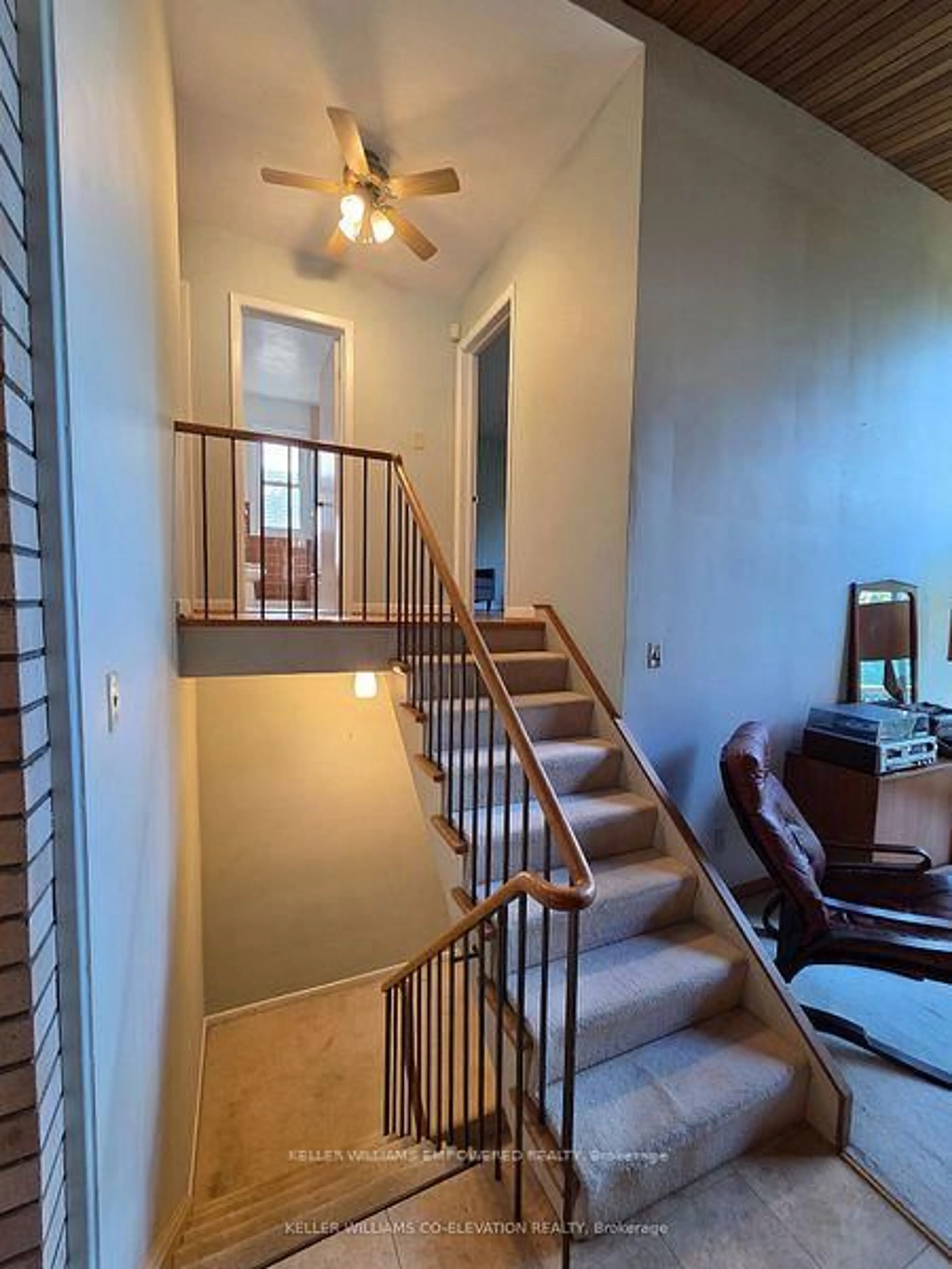 Indoor foyer for 36 Danville Dr, Toronto Ontario M2P 1J1