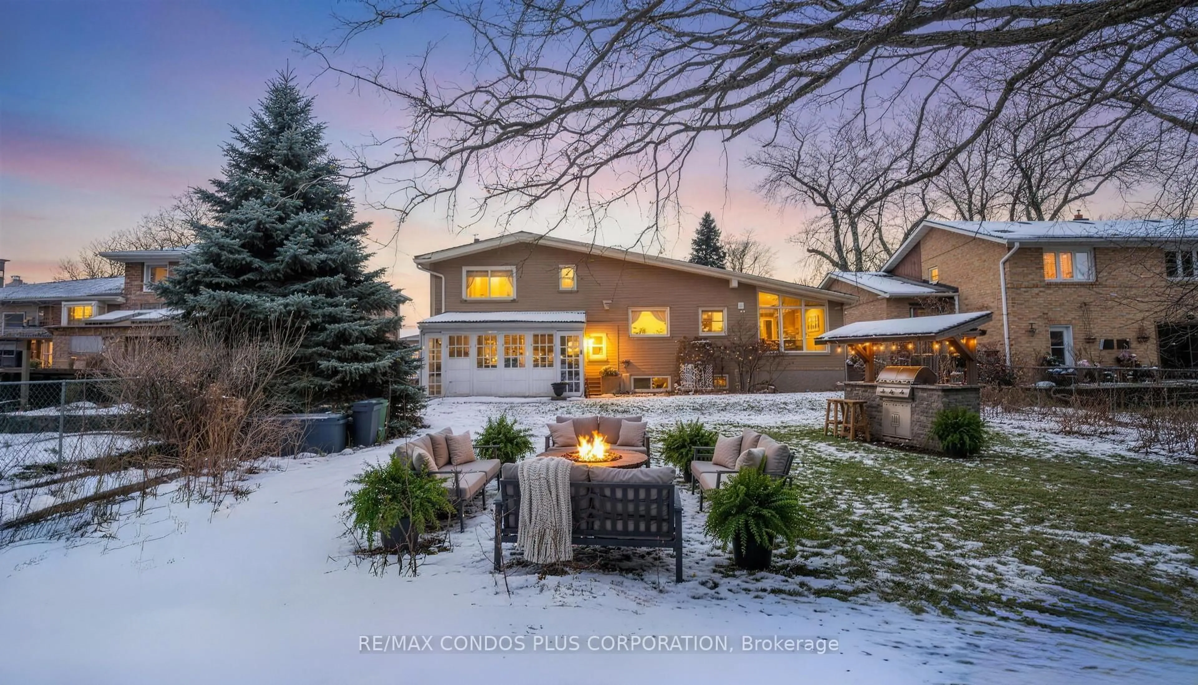 A pic from outside/outdoor area/front of a property/back of a property/a pic from drone, street for 333 Pleasant Ave, Toronto Ontario M2R 2R3