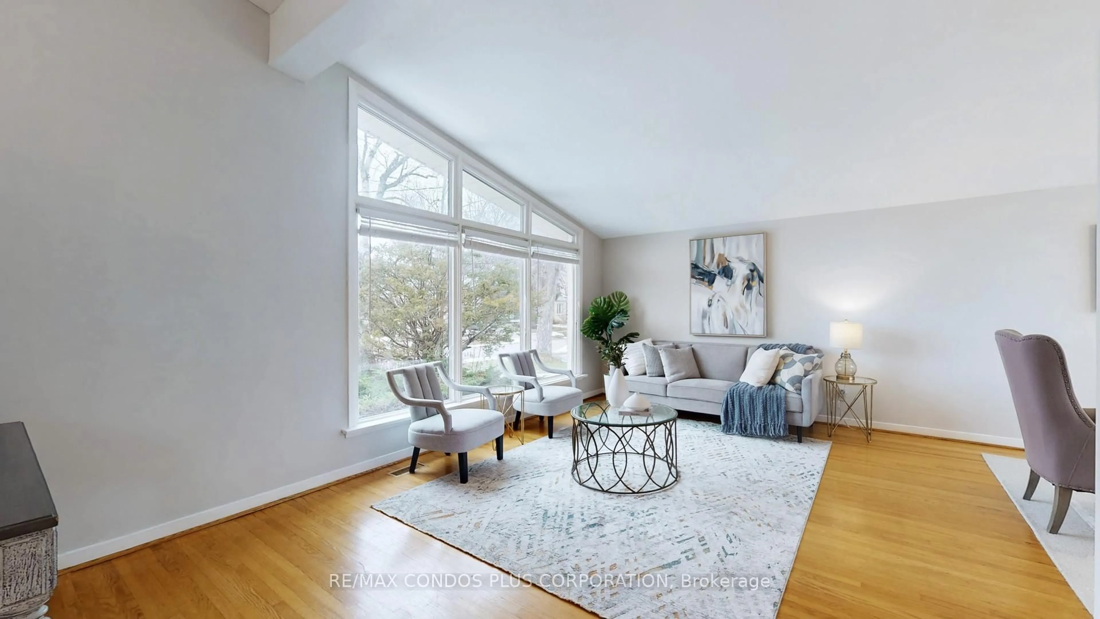 Living room with furniture, unknown for 333 Pleasant Ave, Toronto Ontario M2R 2R3