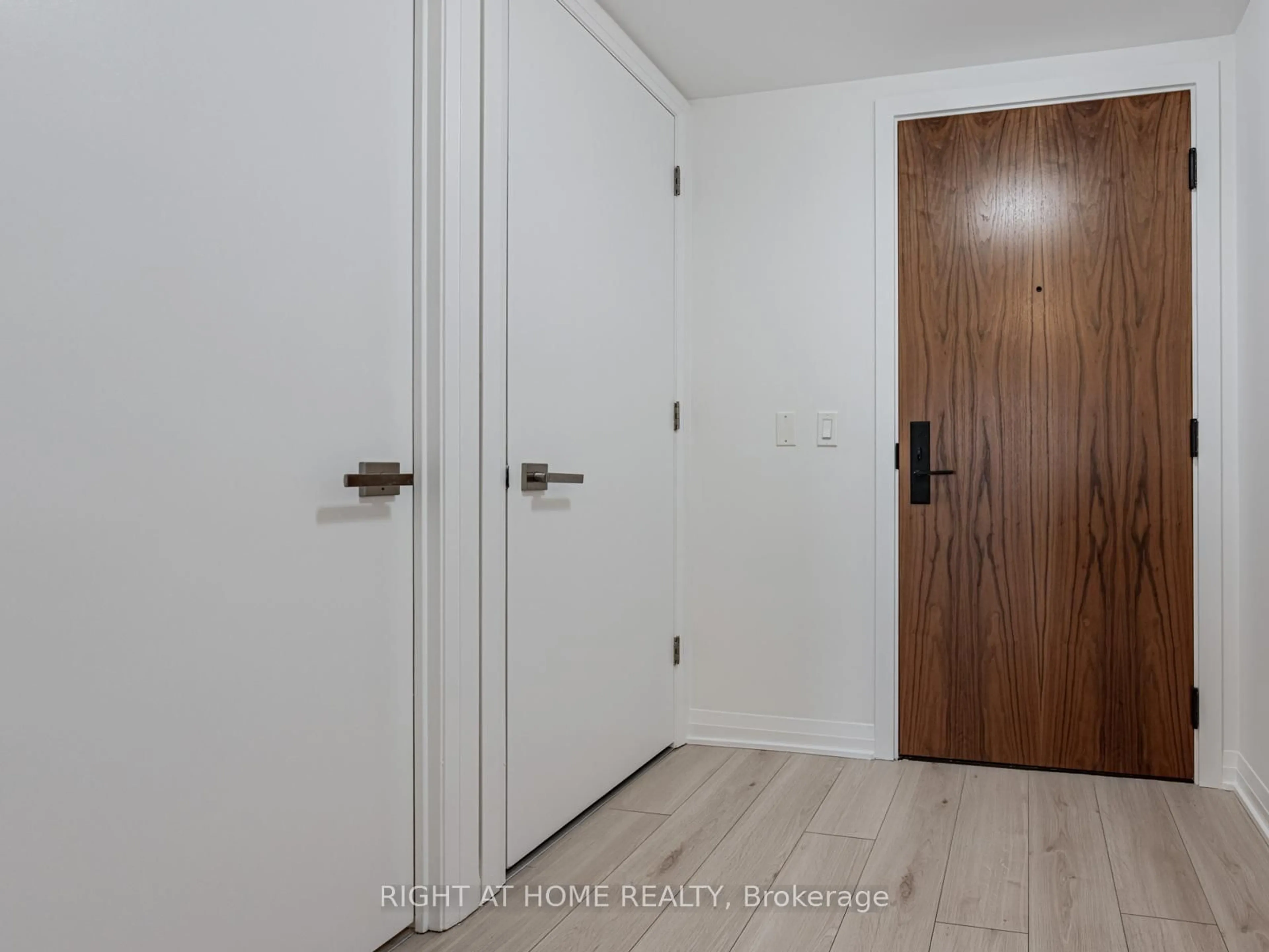 Indoor entryway for 99 Foxbar Rd #1106, Toronto Ontario M4V 0B2