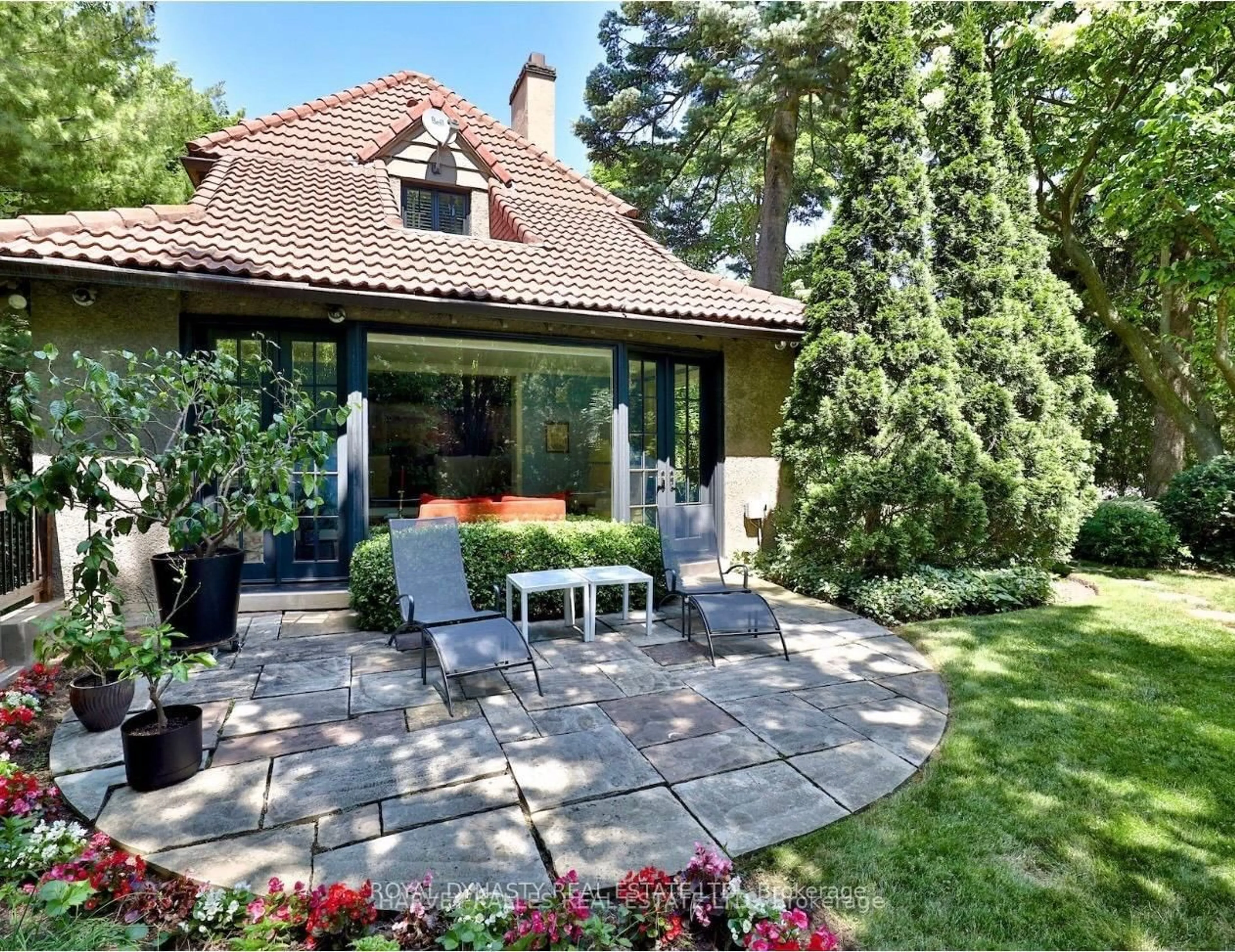 Patio, street for 48 Old Yonge St, Toronto Ontario M2P 1P7