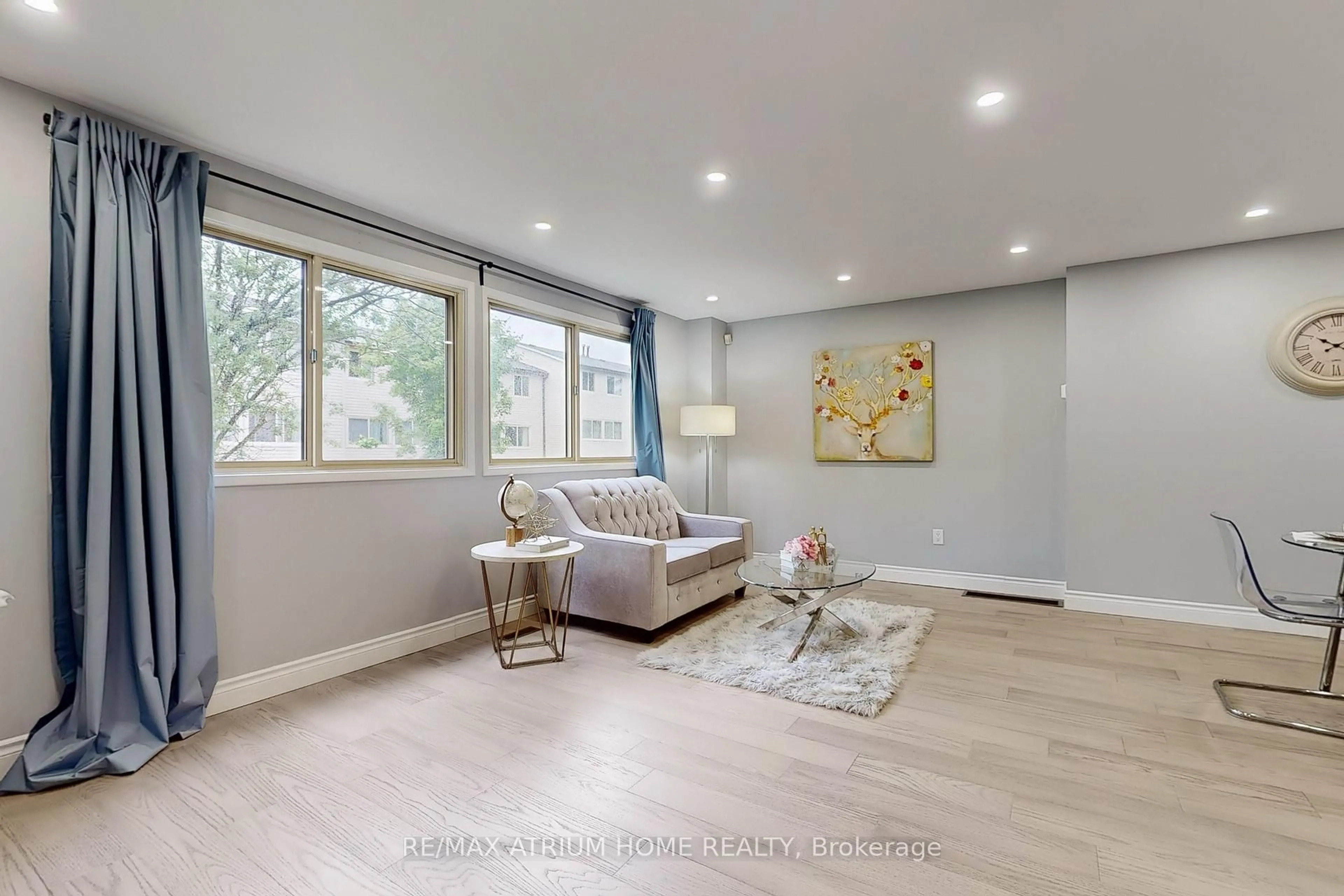 Living room with furniture, wood/laminate floor for 10 Townsend Rd, Toronto Ontario M2H 2T2