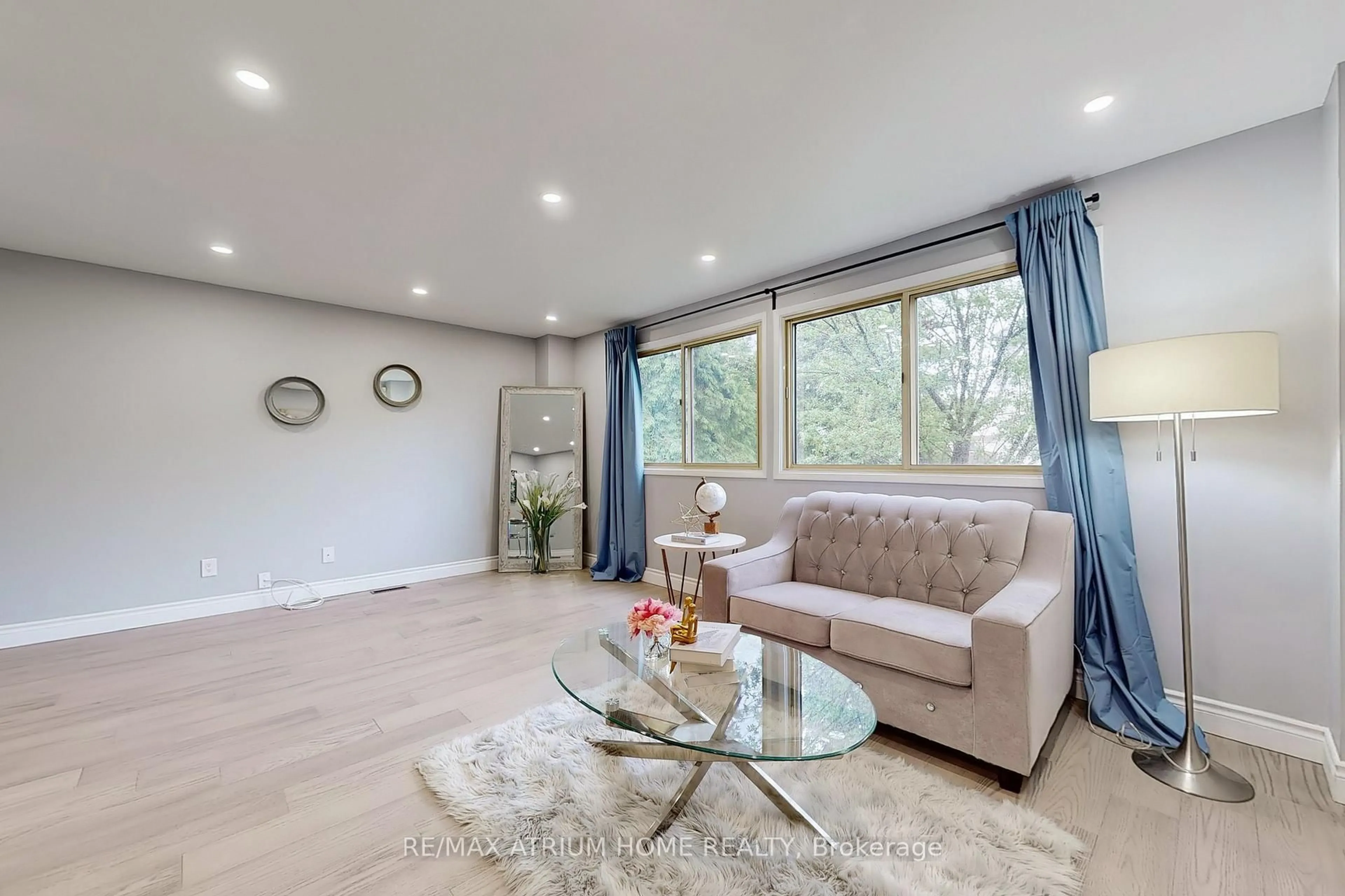 Living room with furniture, wood/laminate floor for 10 Townsend Rd, Toronto Ontario M2H 2T2