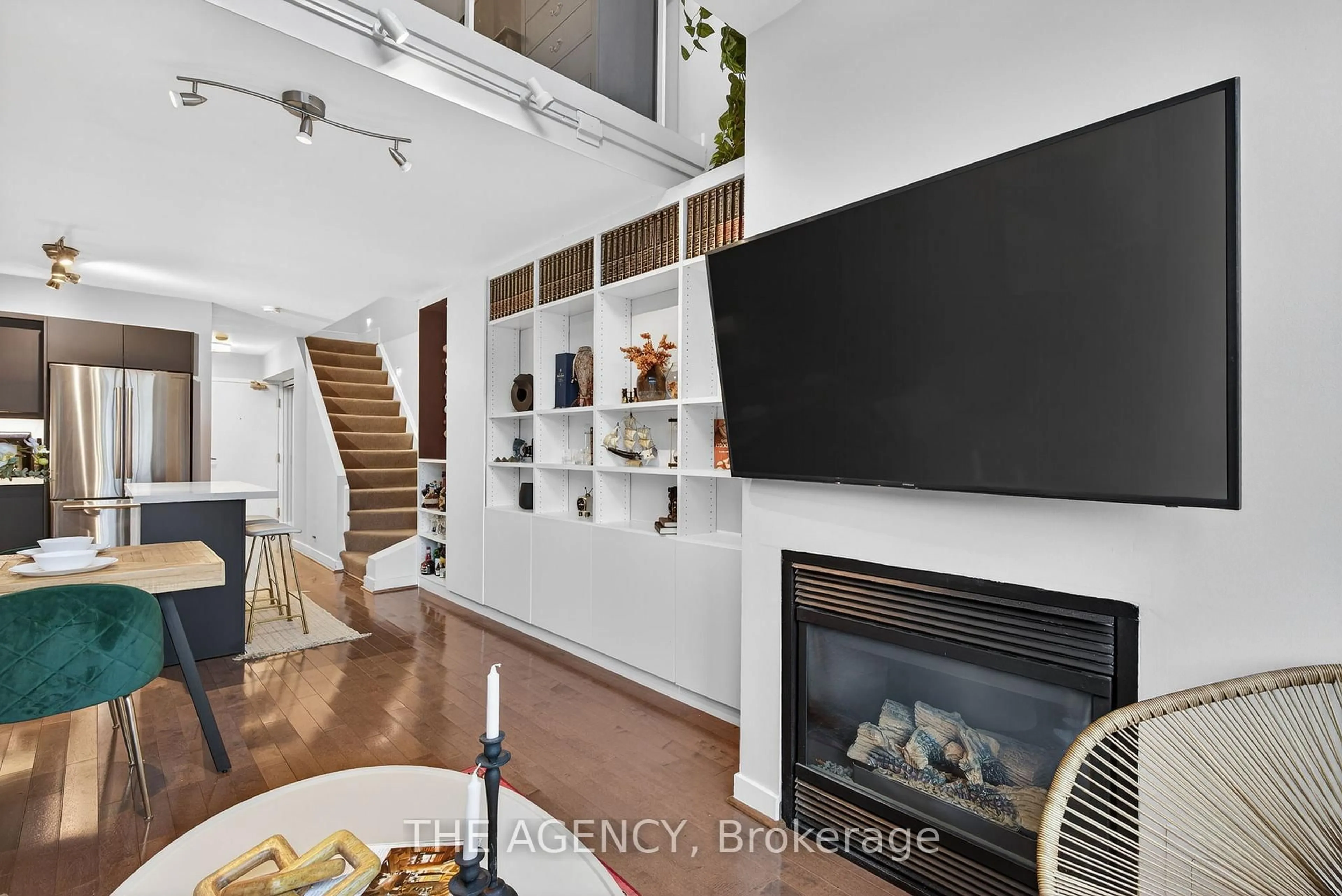 Indoor entryway for 77 Lombard St #904, Toronto Ontario M5C 3E1