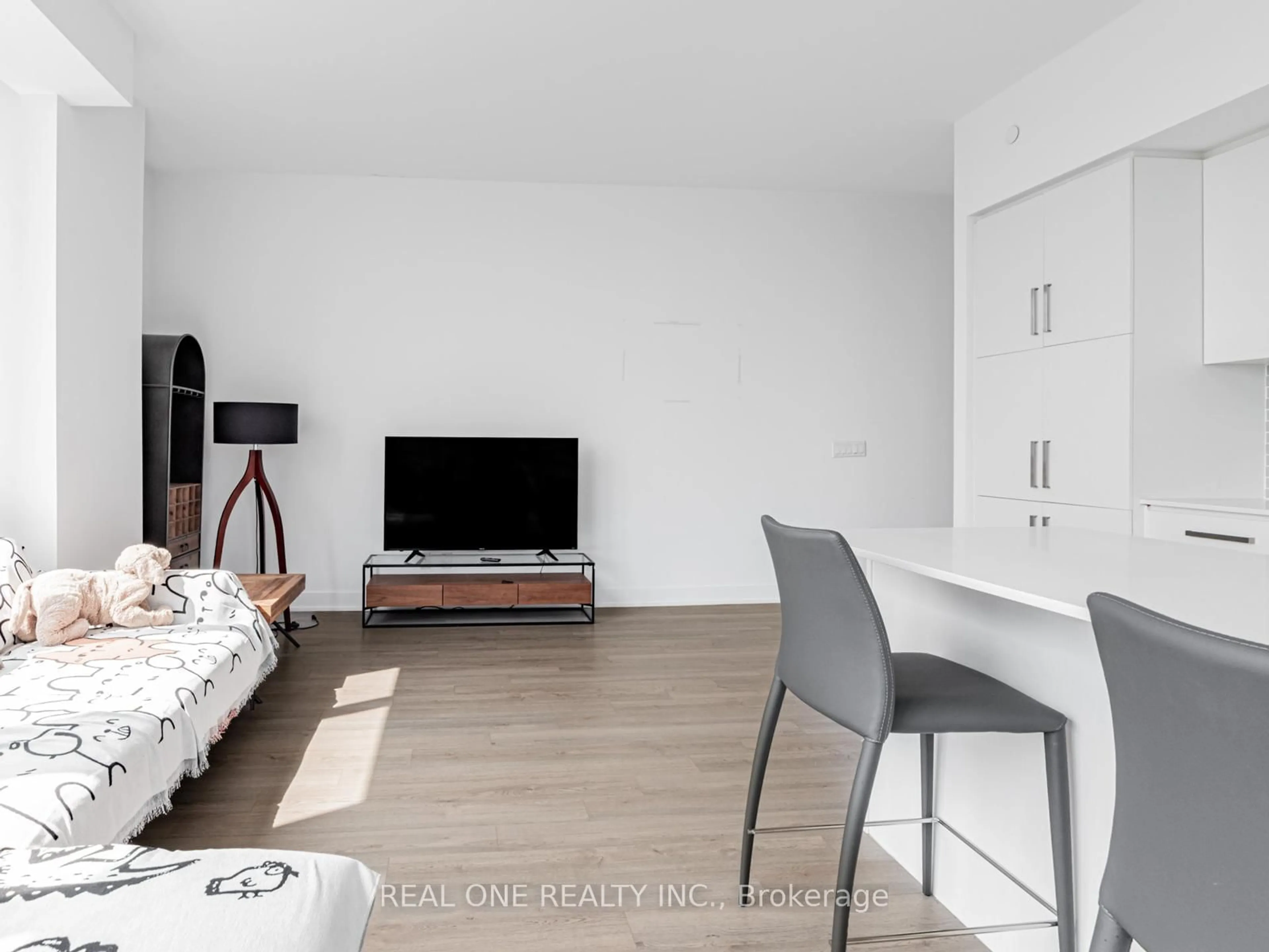 Living room with furniture, wood/laminate floor for 5180 Yonge St #3405, Toronto Ontario M2N 5P6