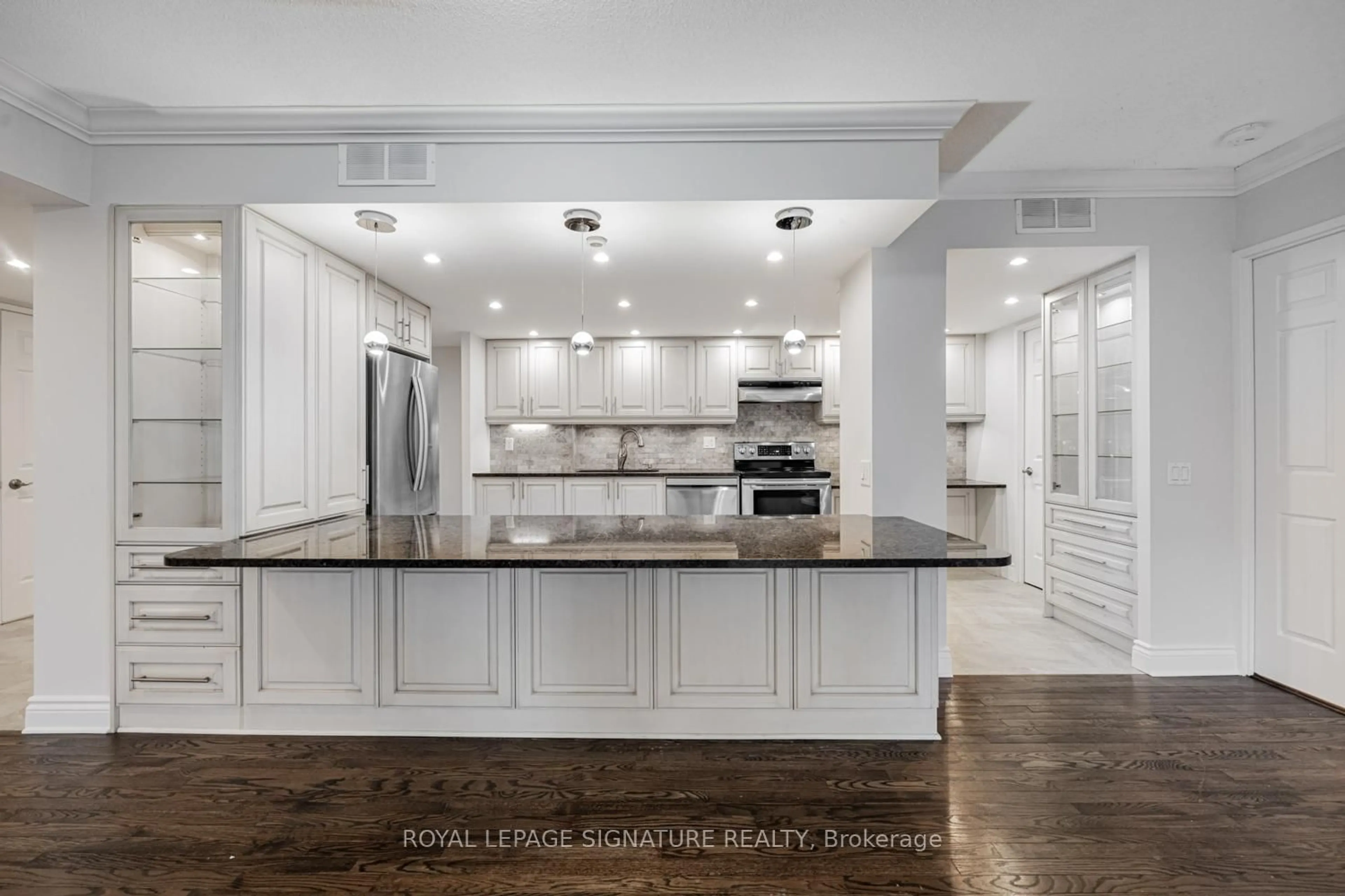 Open concept kitchen, ceramic/tile floor for 255 The Donway #319, Toronto Ontario M3B 3M3