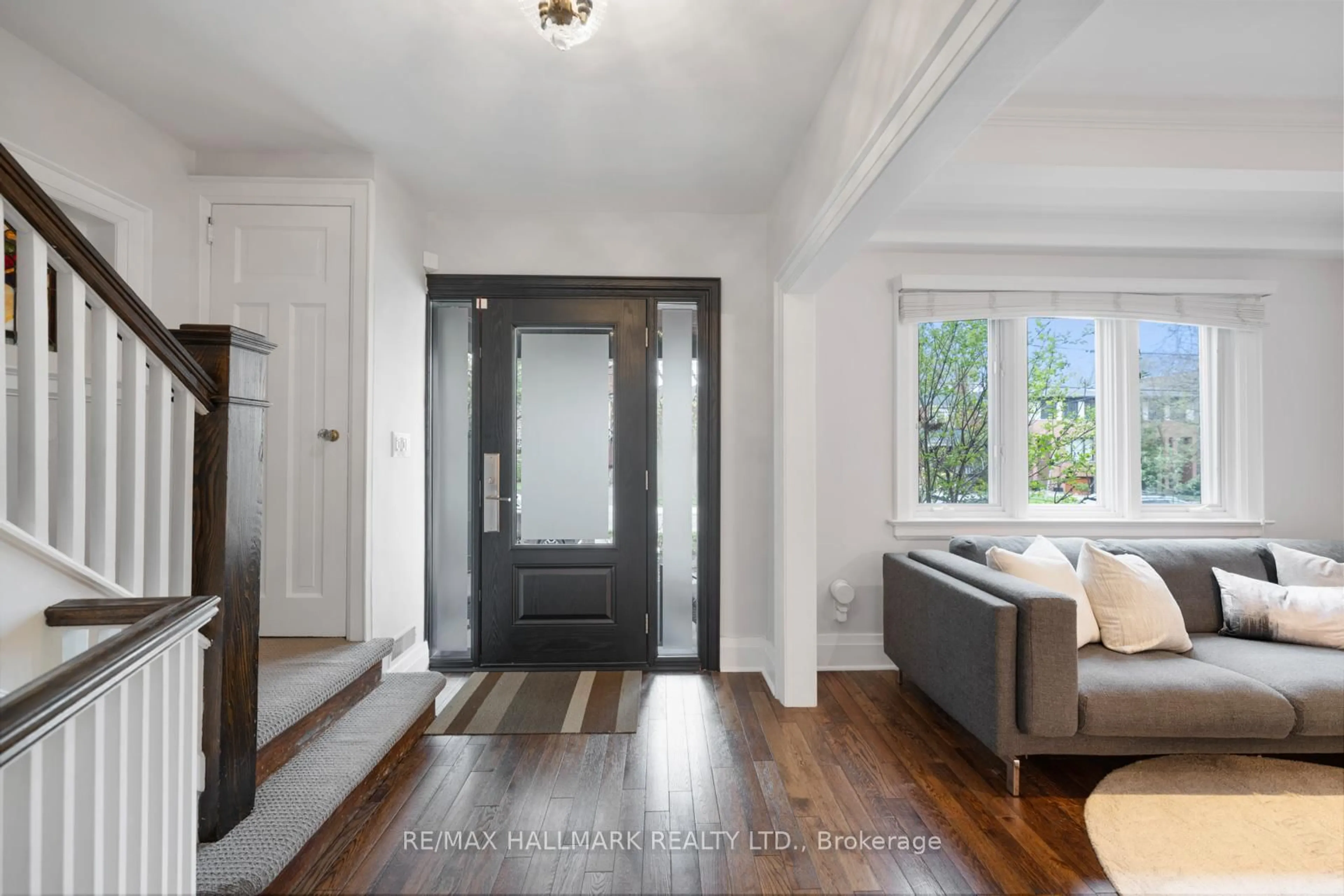 Indoor entryway for 176 Melrose Ave, Toronto Ontario M5M 1Z1