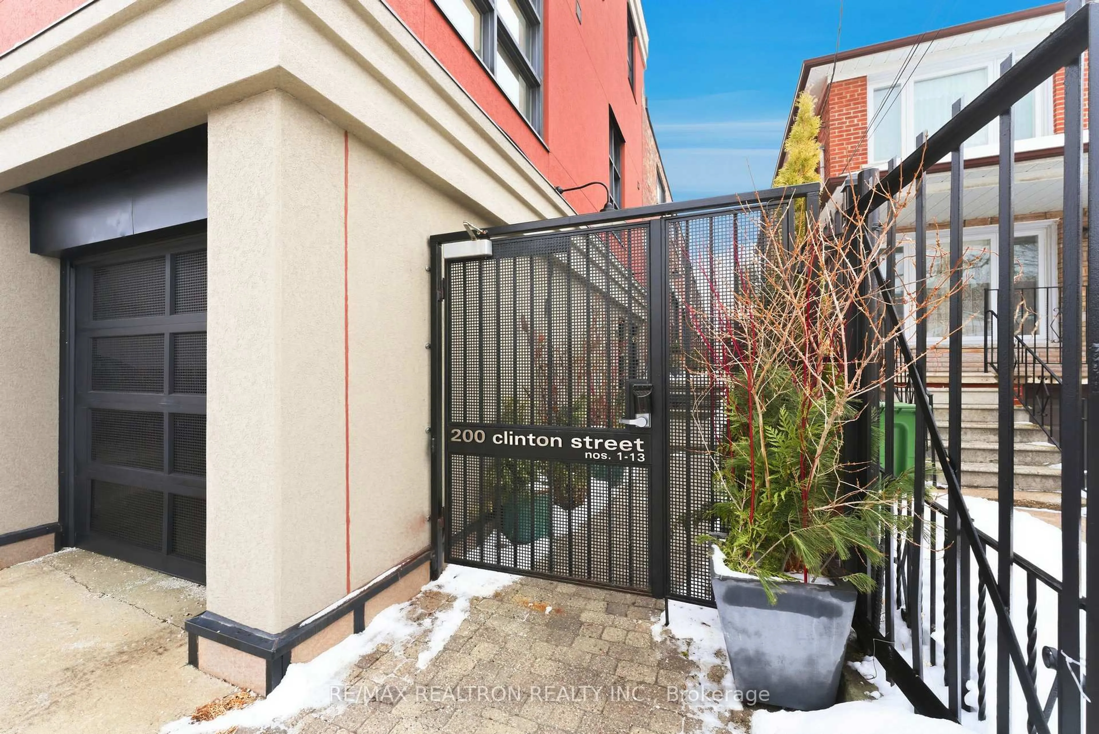Patio, street for 200 Clinton St #12, Toronto Ontario M6G 2Y5
