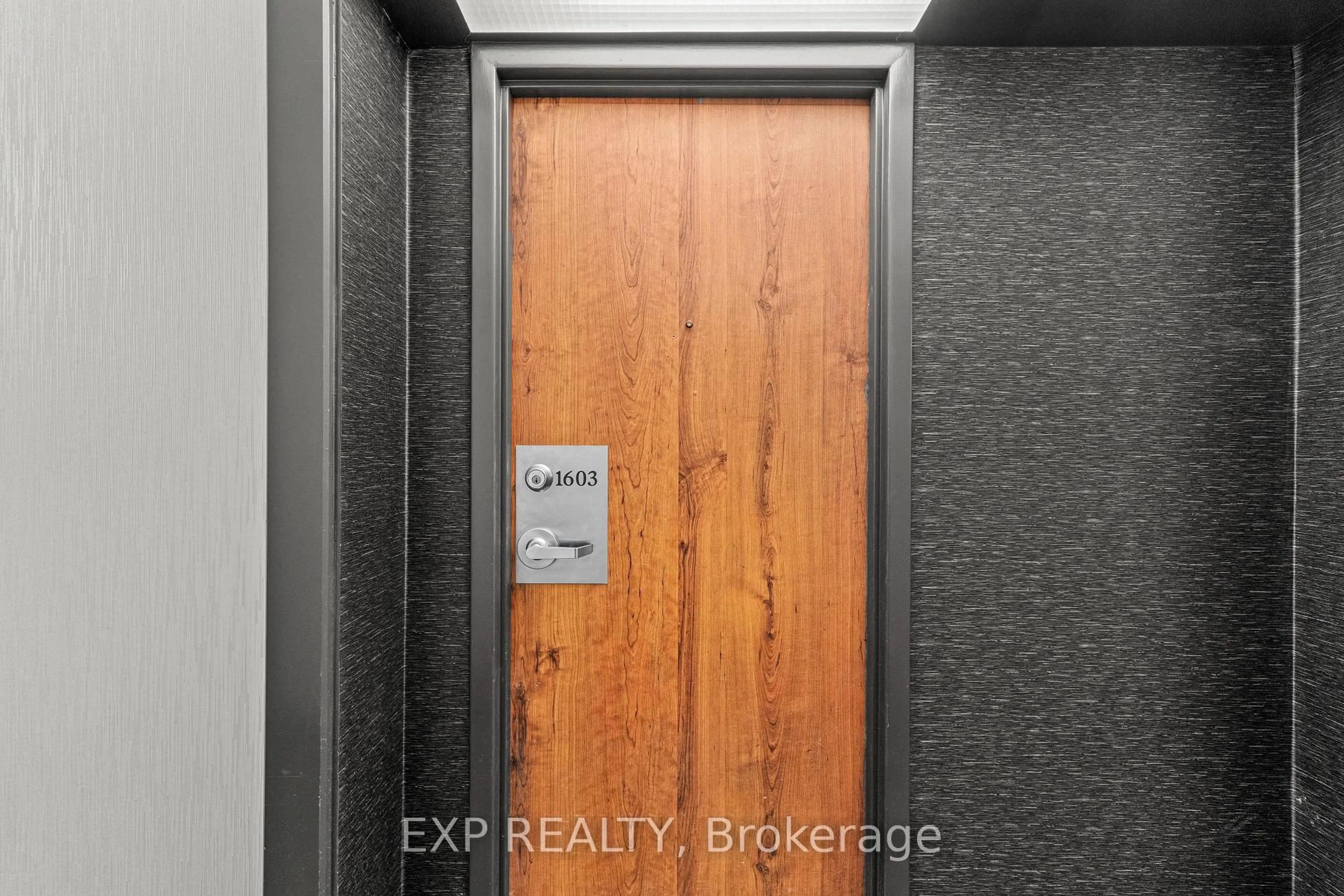 Indoor entryway for 705 King St #1603, Toronto Ontario M5V 2W8