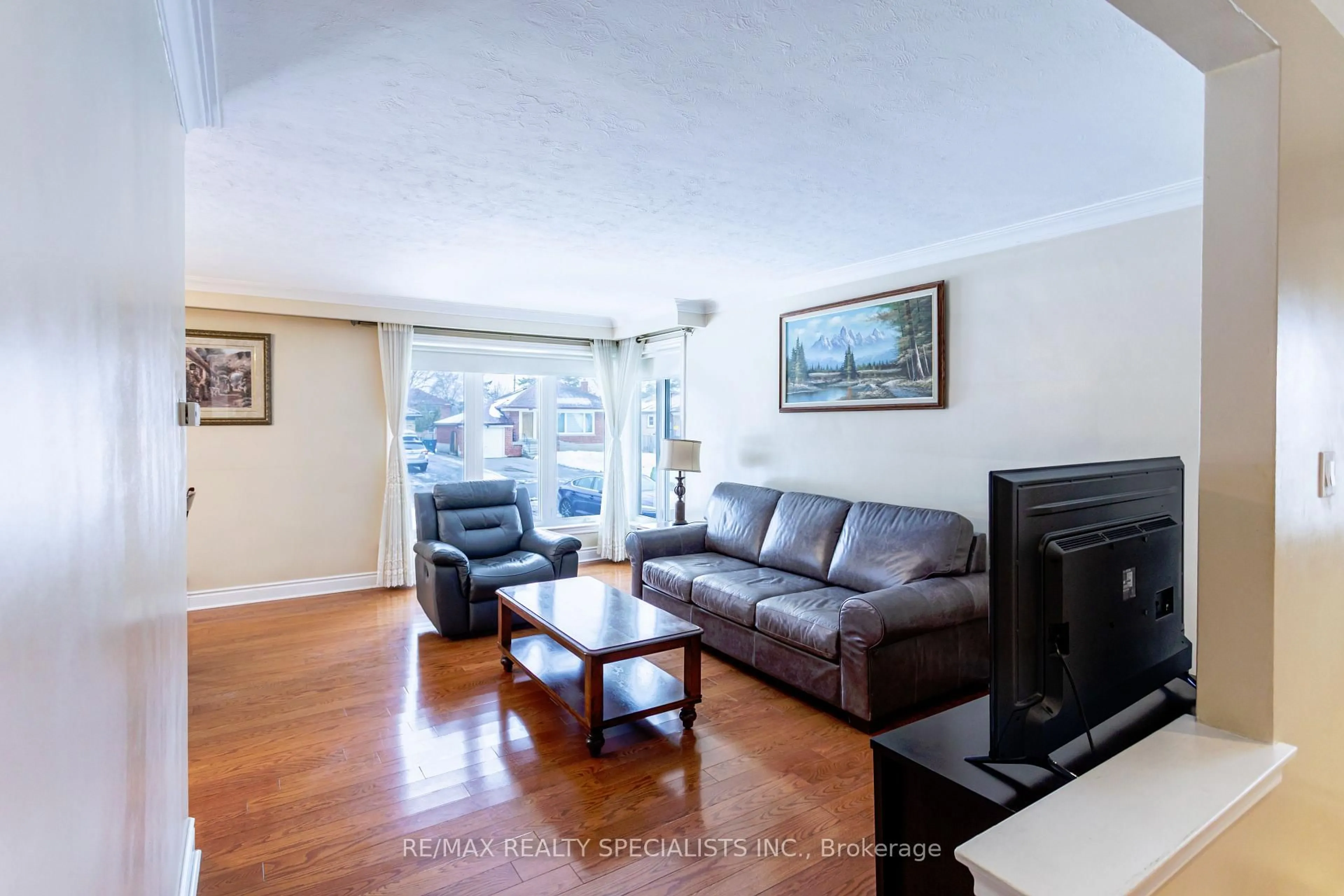 Living room with furniture, wood/laminate floor for 81 Acton Ave, Toronto Ontario M3H 4H2