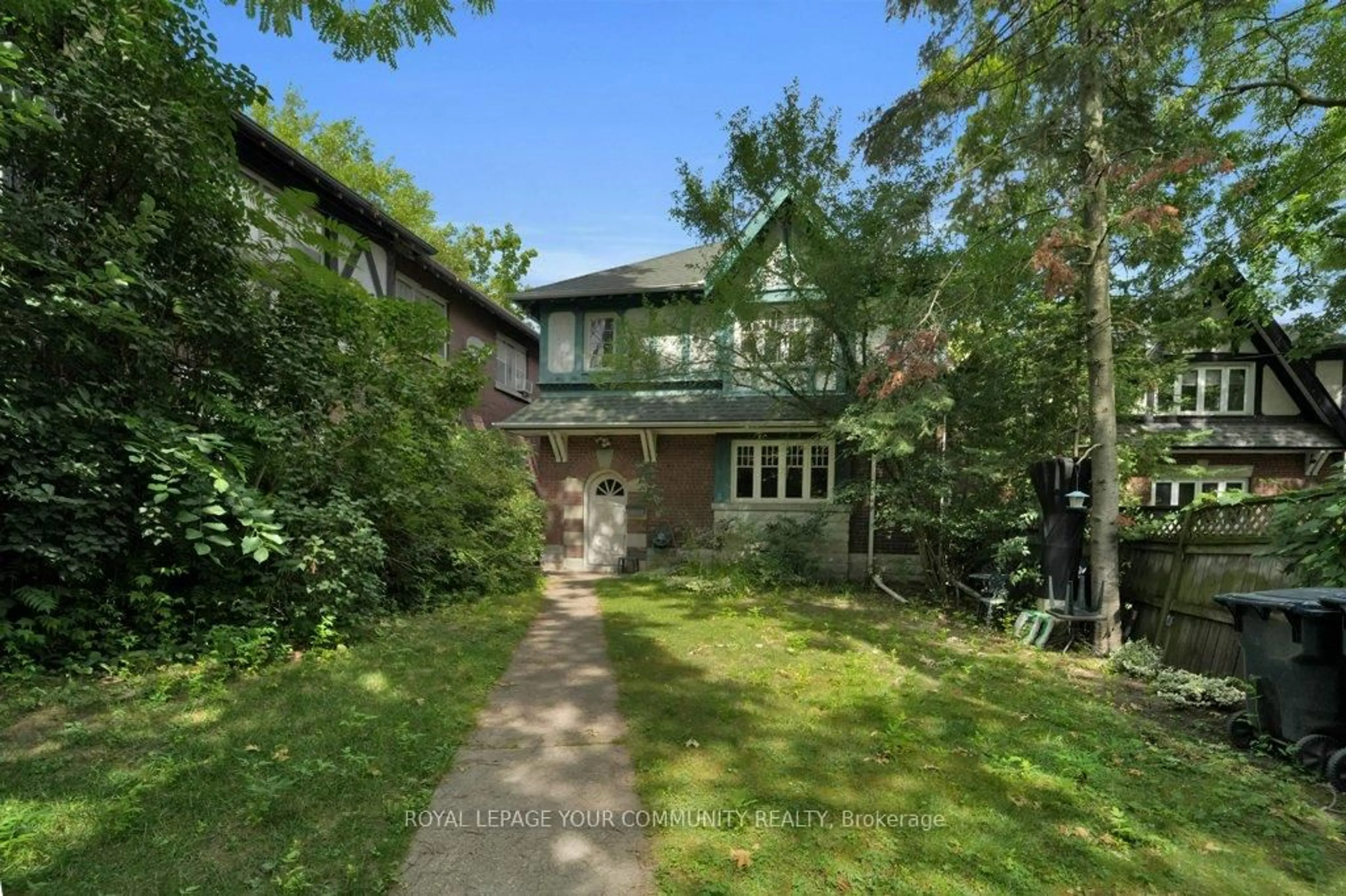 A pic from outside/outdoor area/front of a property/back of a property/a pic from drone, street for 390 Davenport Rd, Toronto Ontario M4V 1B4