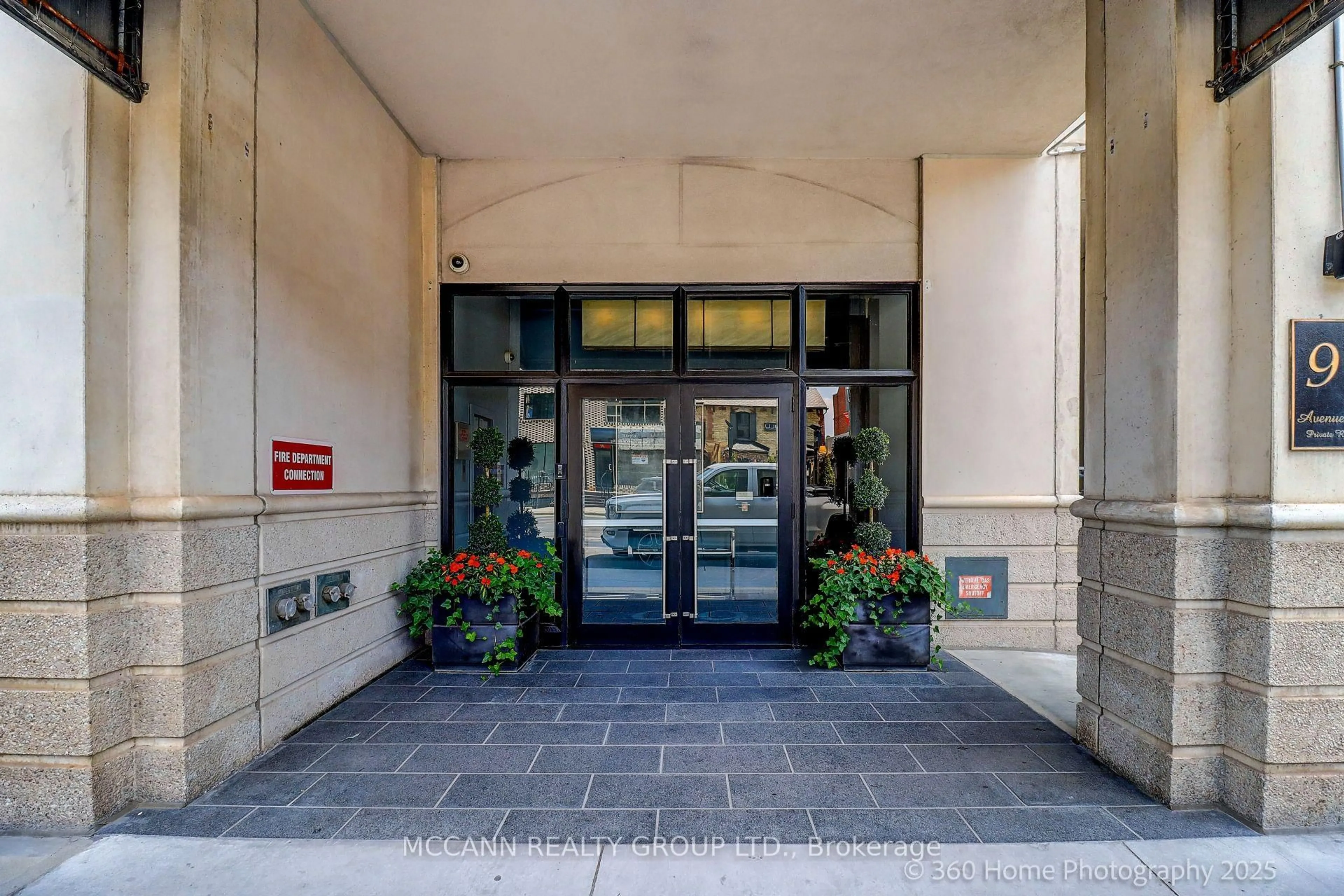 Indoor foyer for 99 Avenue Rd #607, Toronto Ontario M5R 2G5