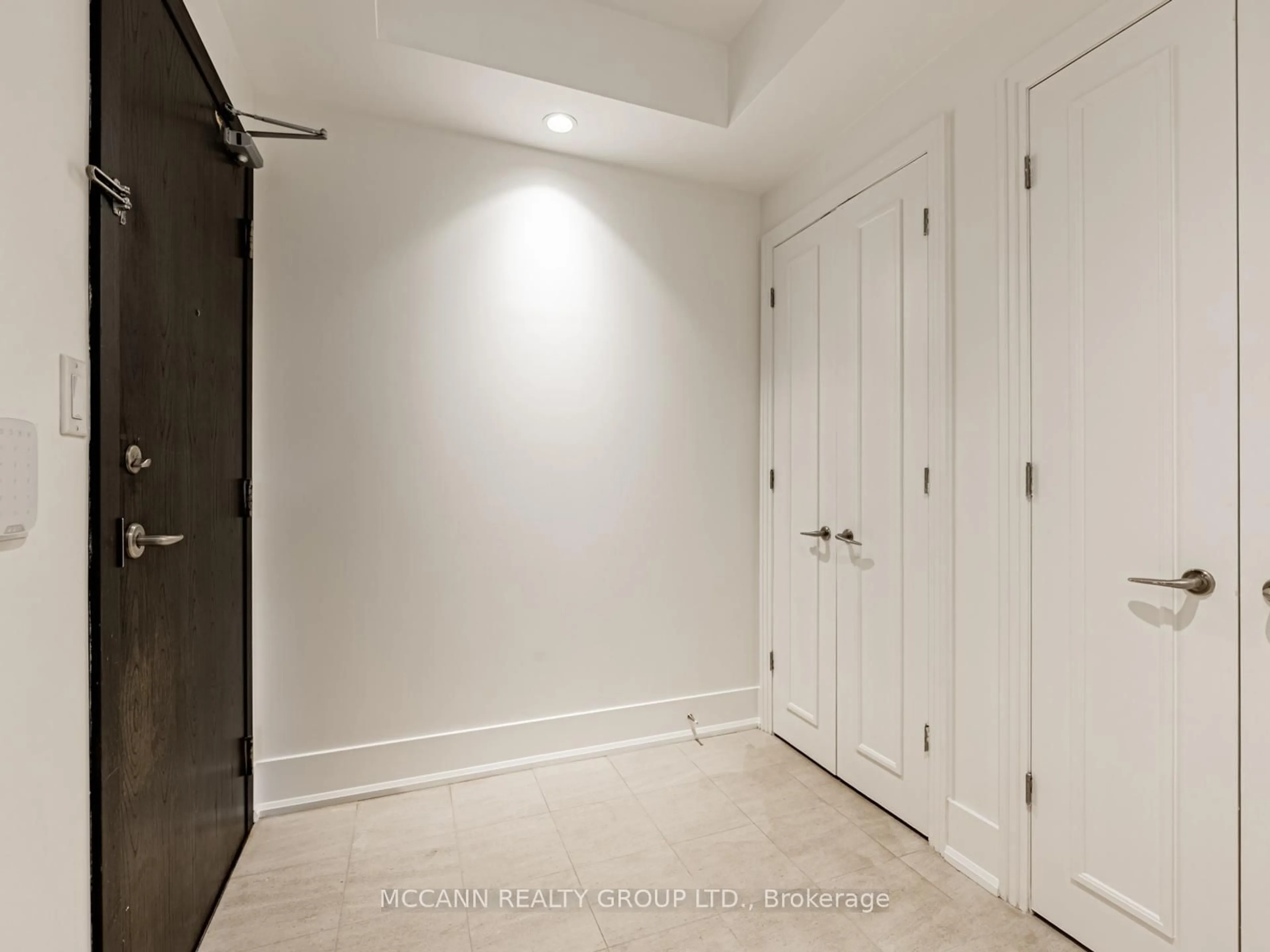 Indoor entryway for 99 Avenue Rd #607, Toronto Ontario M5R 2G5
