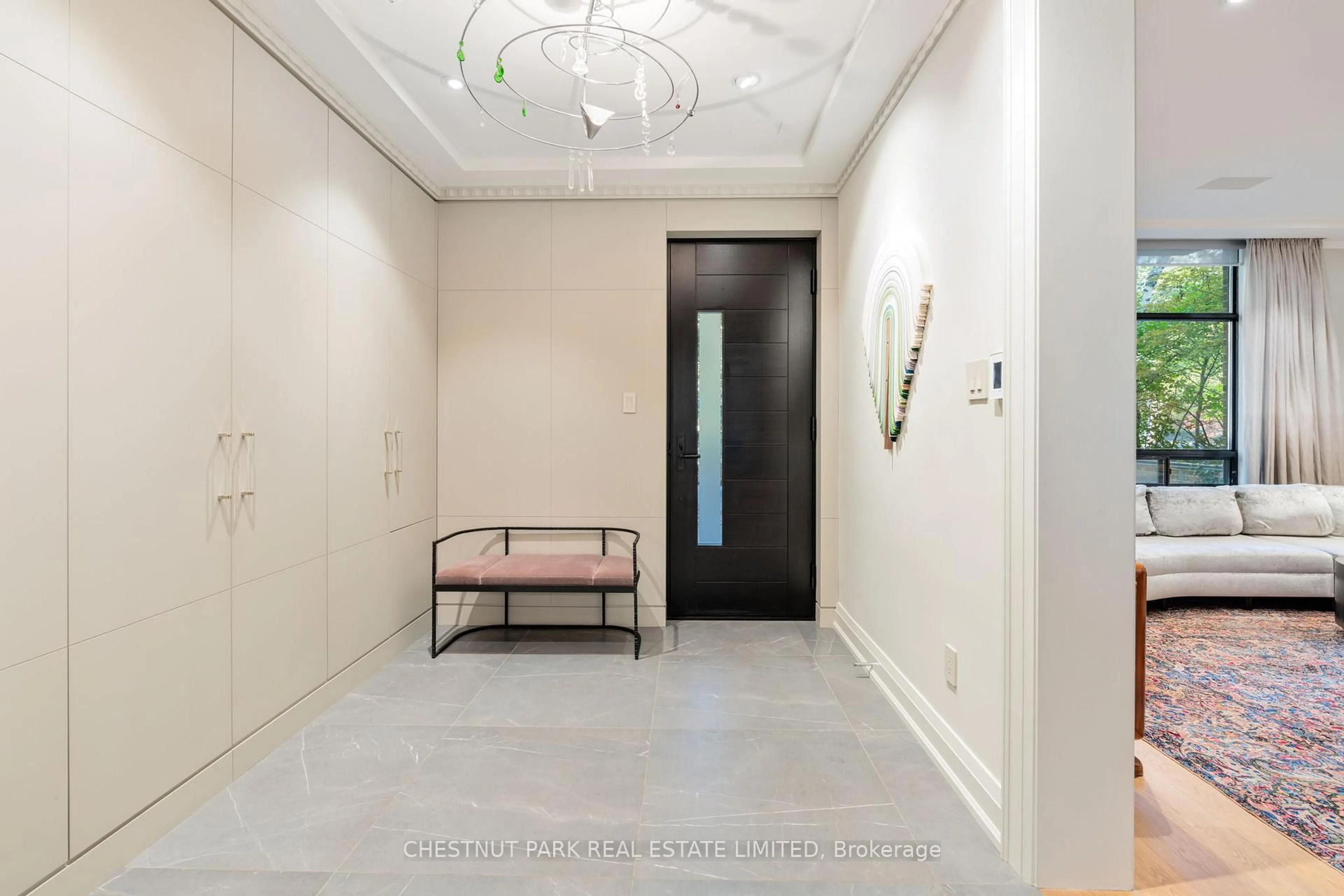 Indoor foyer for 84 Oriole Rd, Toronto Ontario M4V 2G1