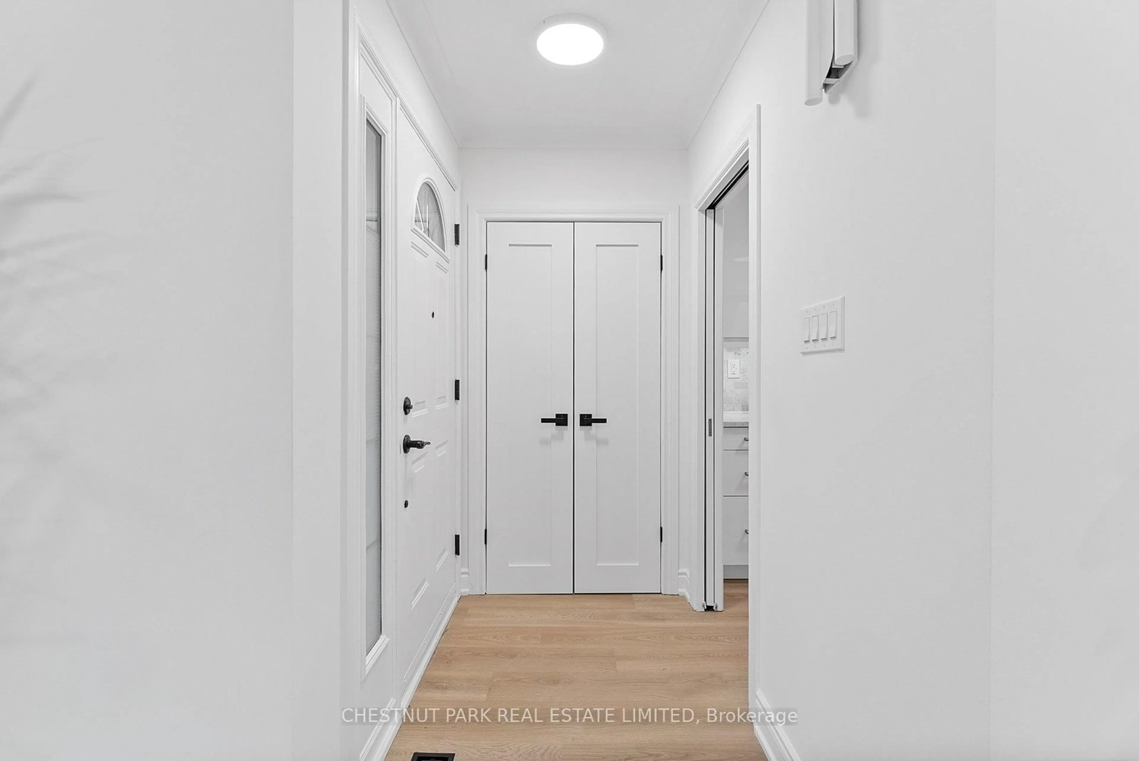 Indoor entryway for 22 Marbury Cres, Toronto Ontario M3A 2G2