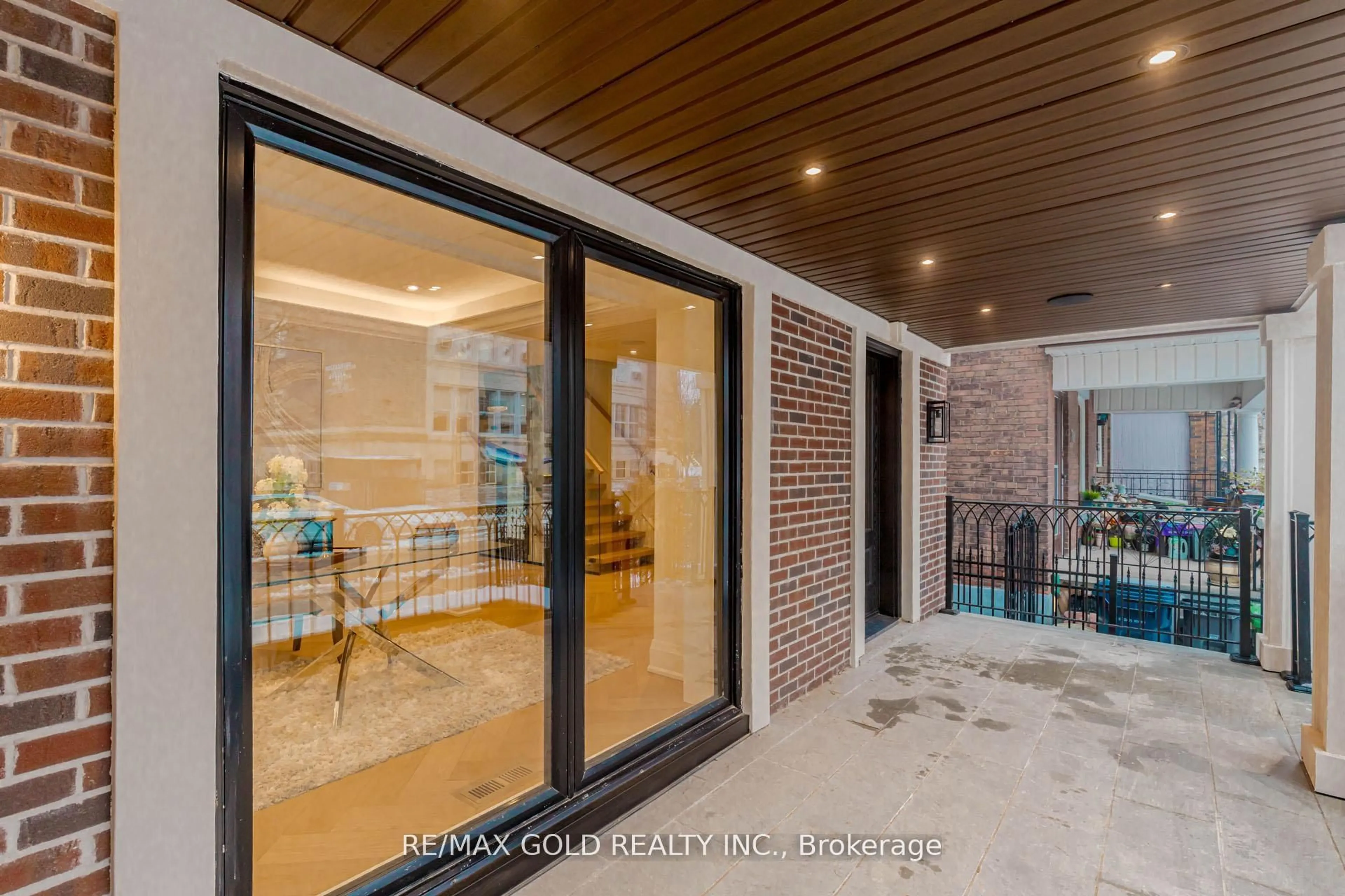 Indoor entryway for 786 Euclid Ave, Toronto Ontario M6G 2V4