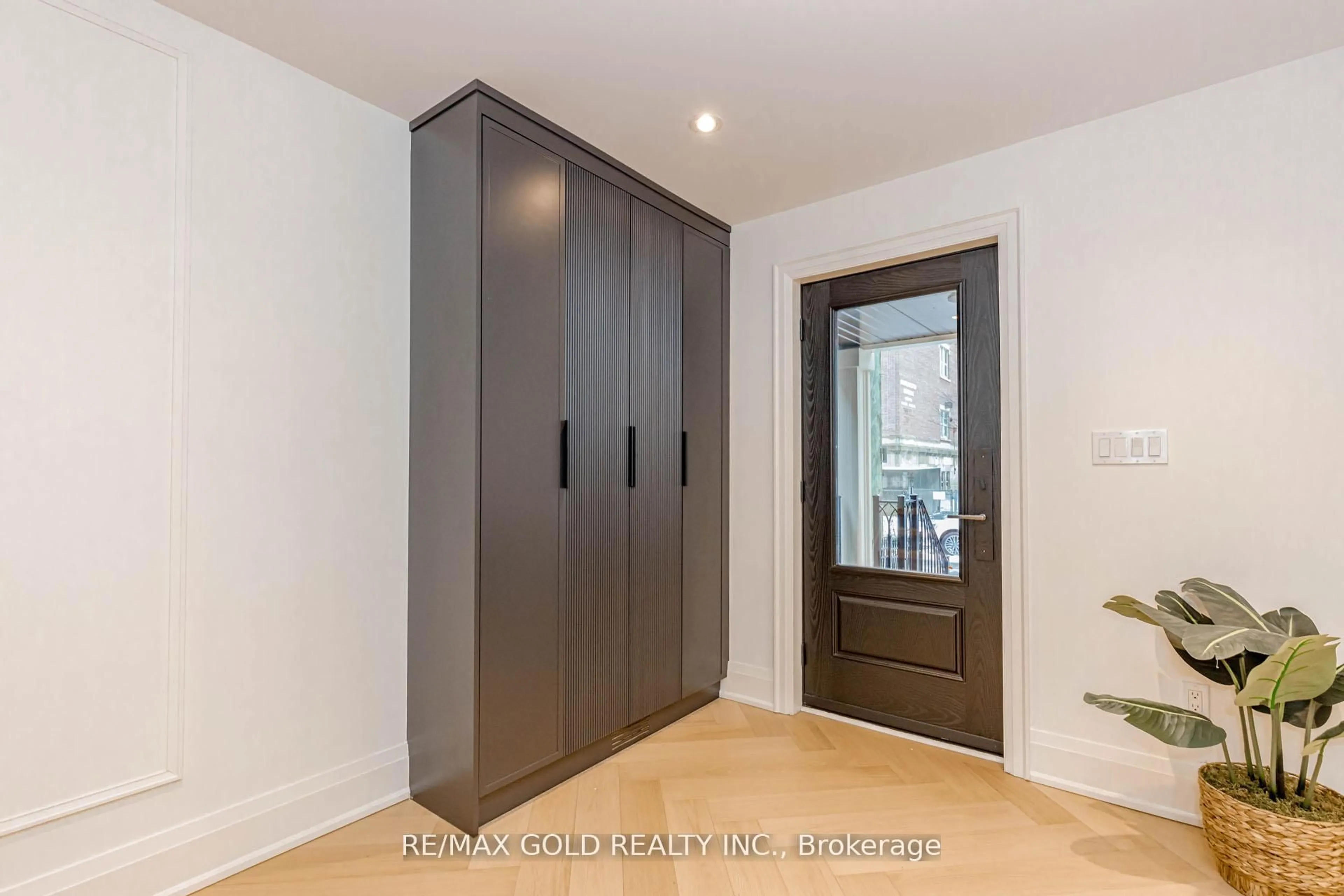 Indoor entryway for 786 Euclid Ave, Toronto Ontario M6G 2V4