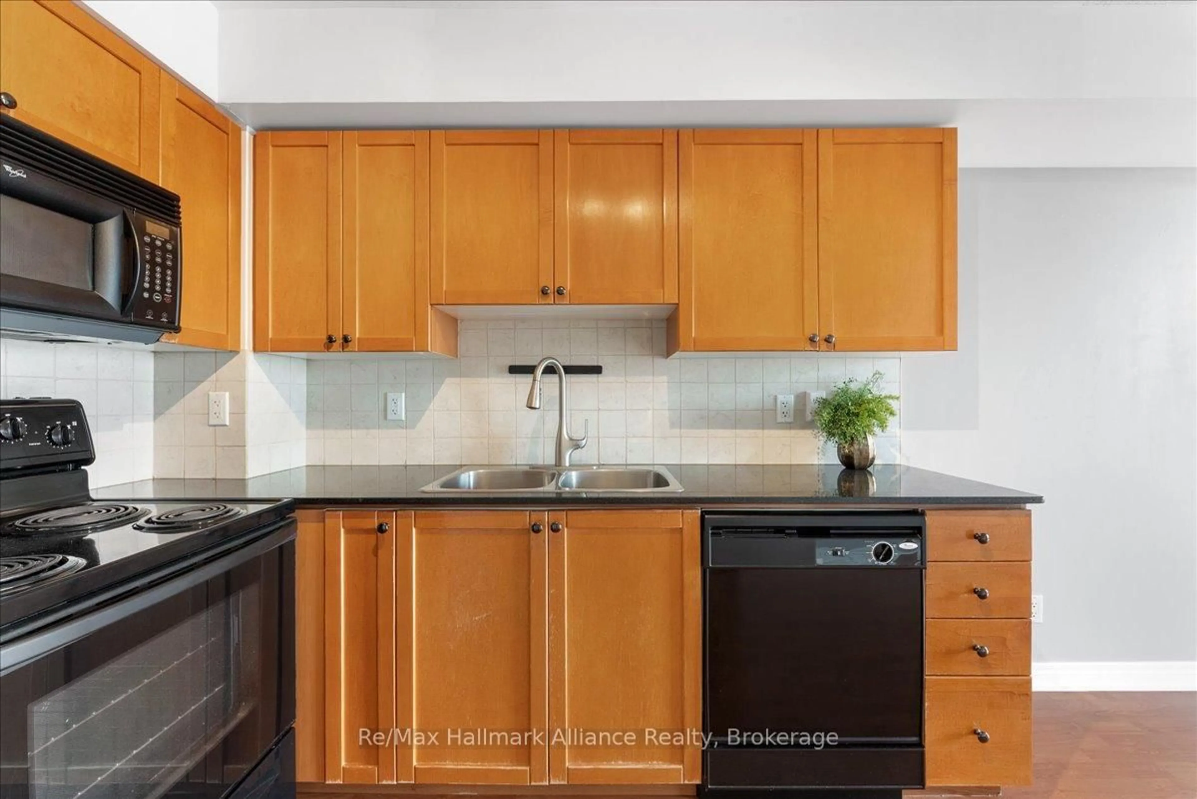 Standard kitchen, unknown for 1369 Bloor St #910, Toronto Ontario M6P 4J4