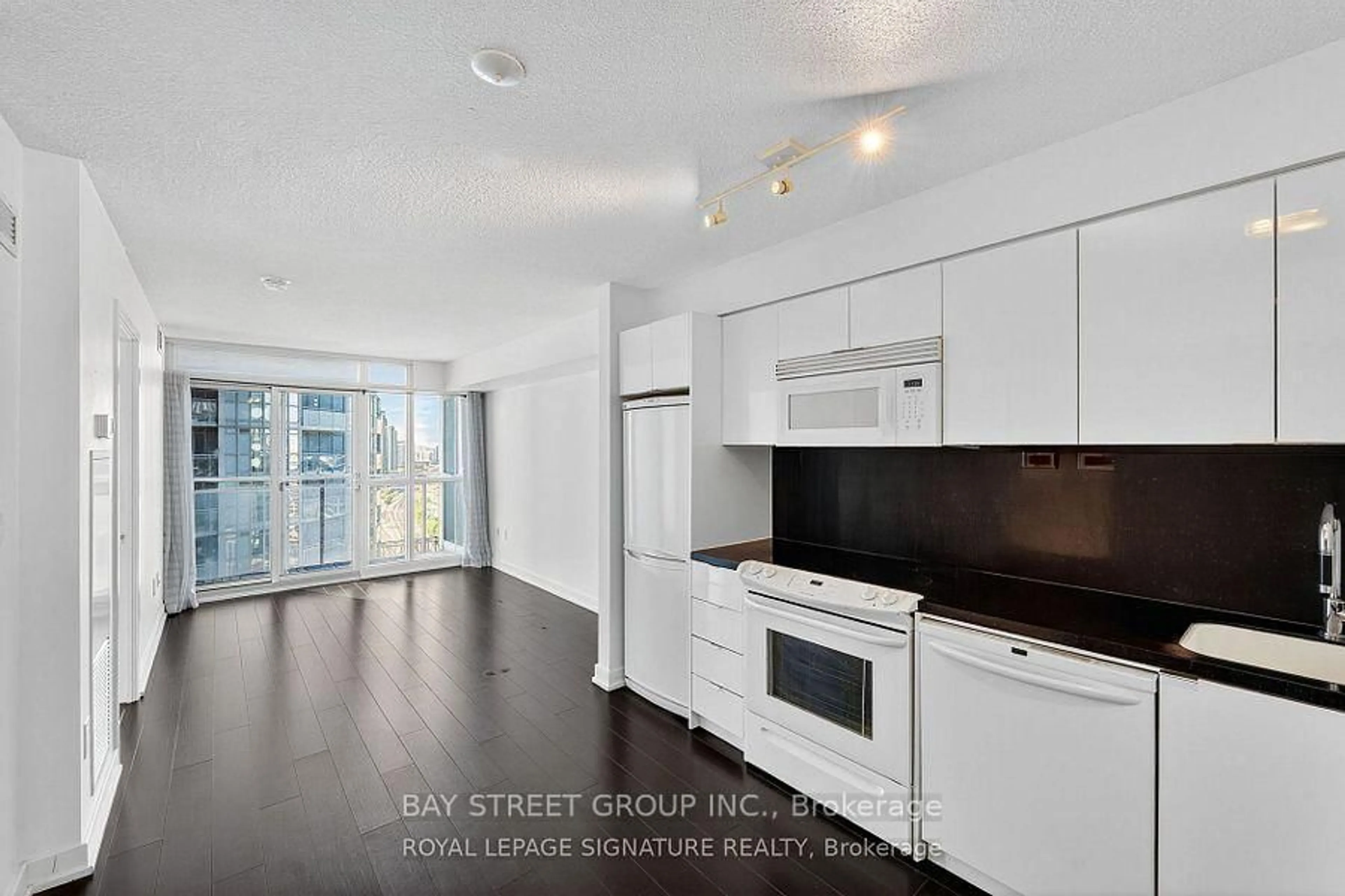 Open concept kitchen, unknown for 15 Iceboat Terr #2011, Toronto Ontario M5V 4A5