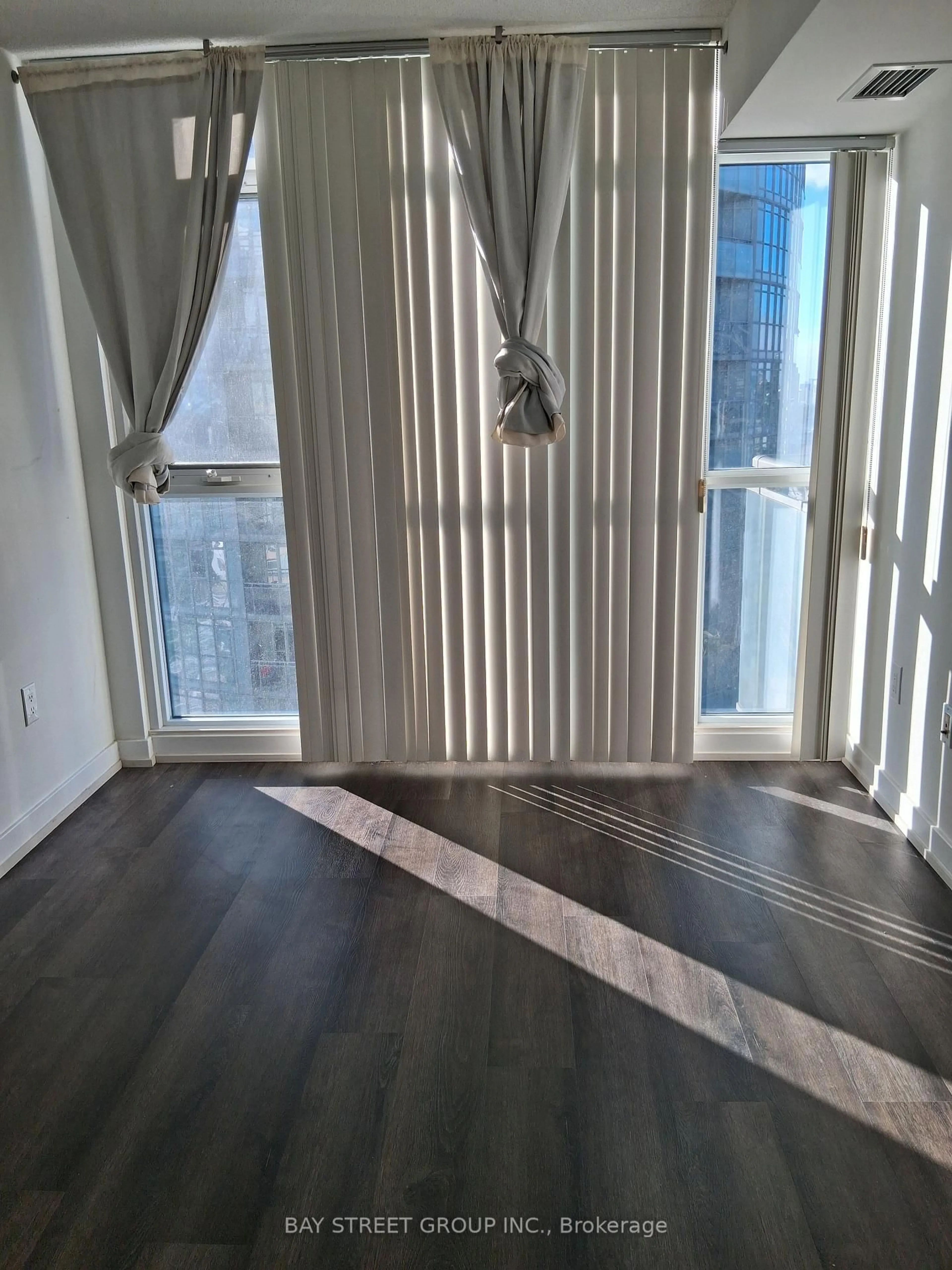 Unknown for 15 Iceboat Terr #2011, Toronto Ontario M5V 4A5