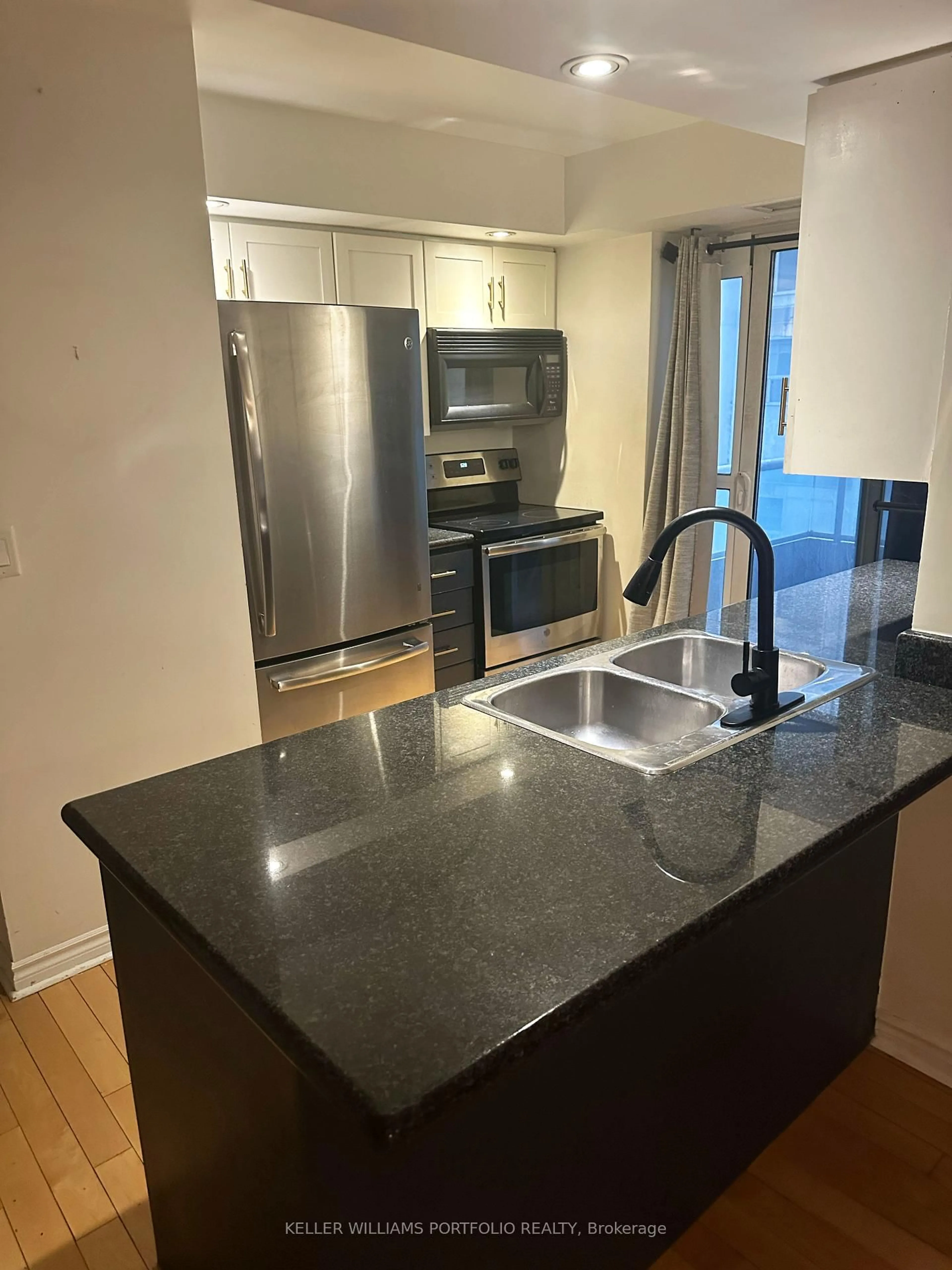 Standard kitchen, unknown for 250 Wellington St #841, Toronto Ontario M5V 3P6