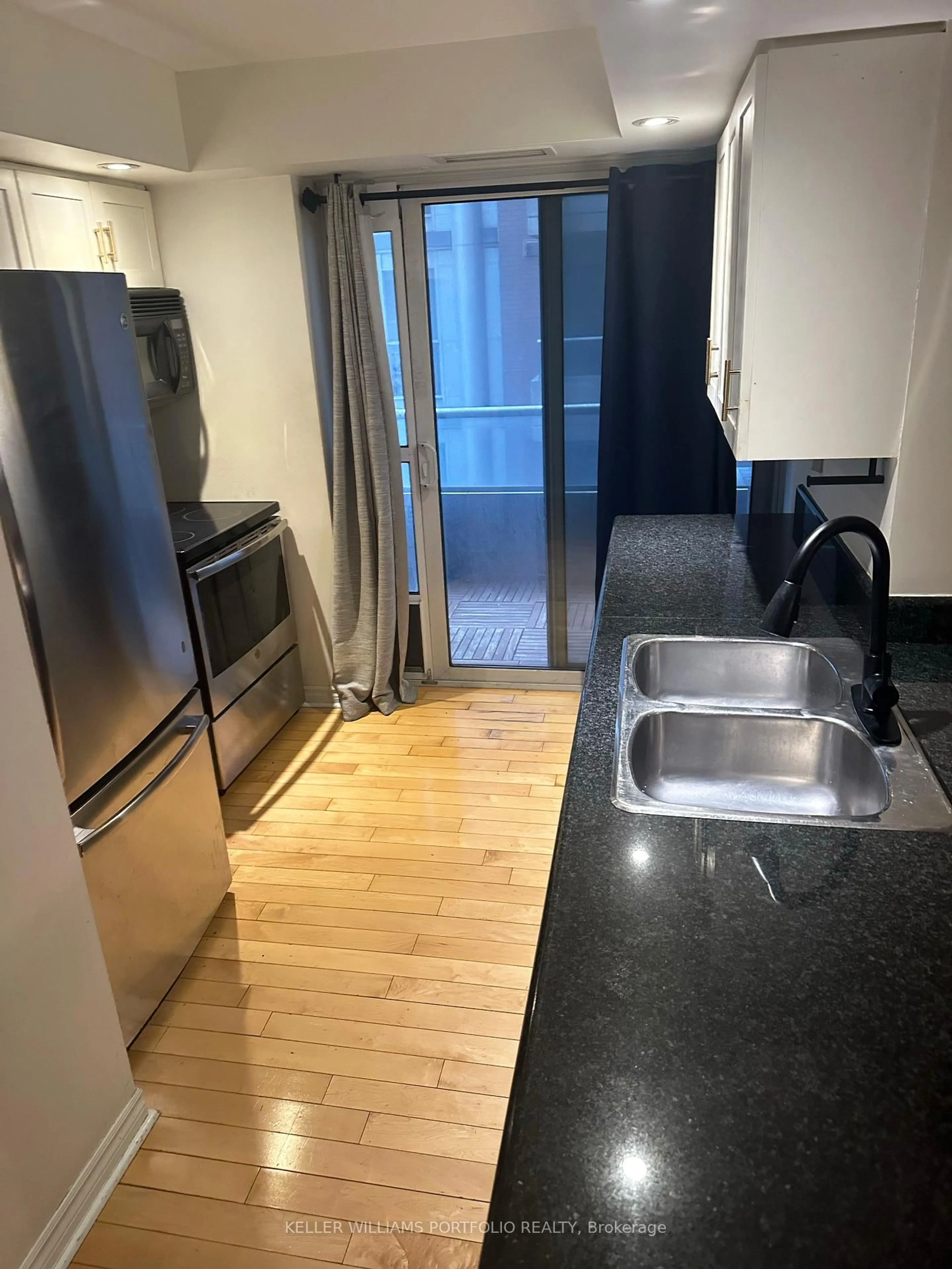 Standard kitchen, unknown for 250 Wellington St #841, Toronto Ontario M5V 3P6