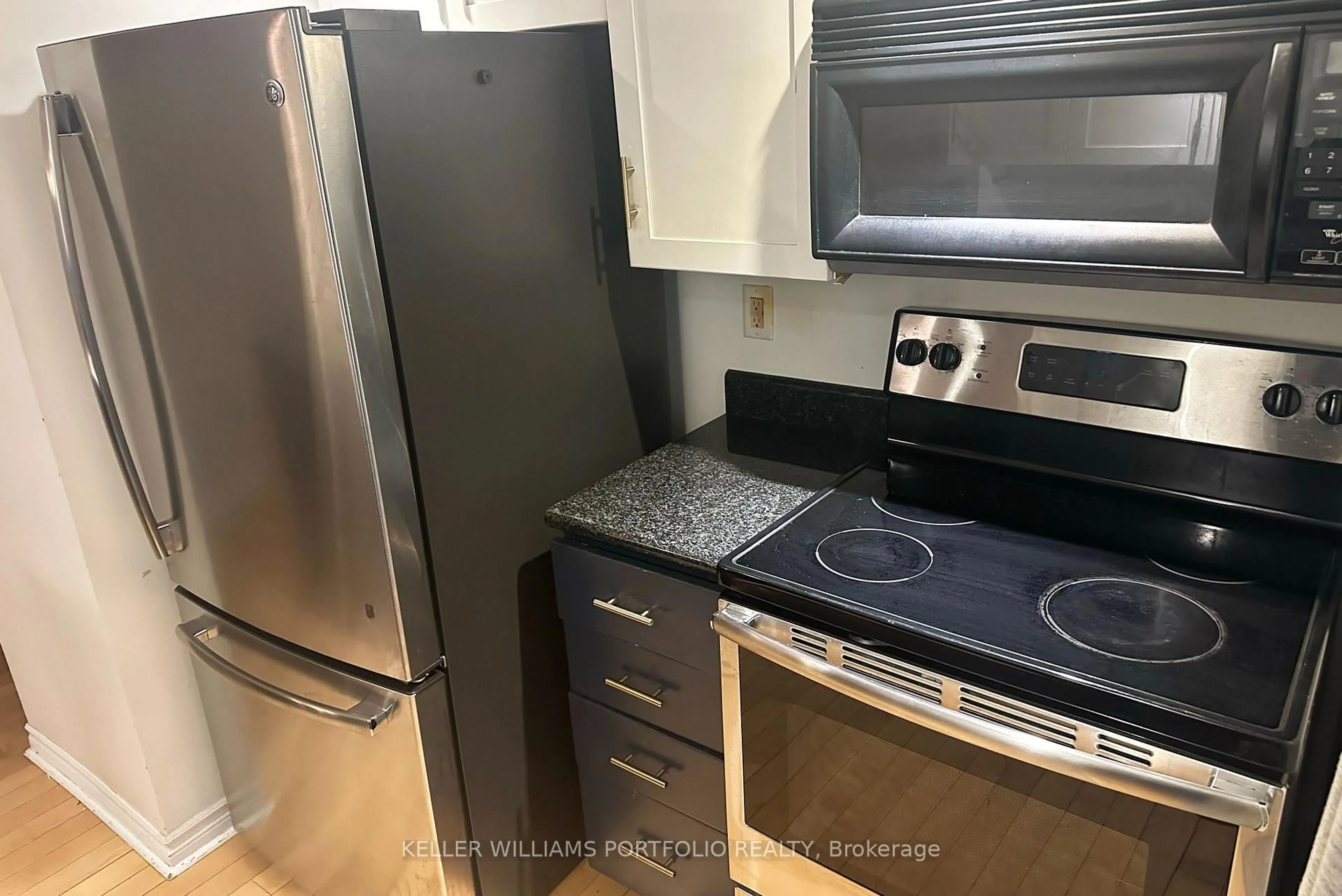 Standard kitchen, unknown for 250 Wellington St #841, Toronto Ontario M5V 3P6