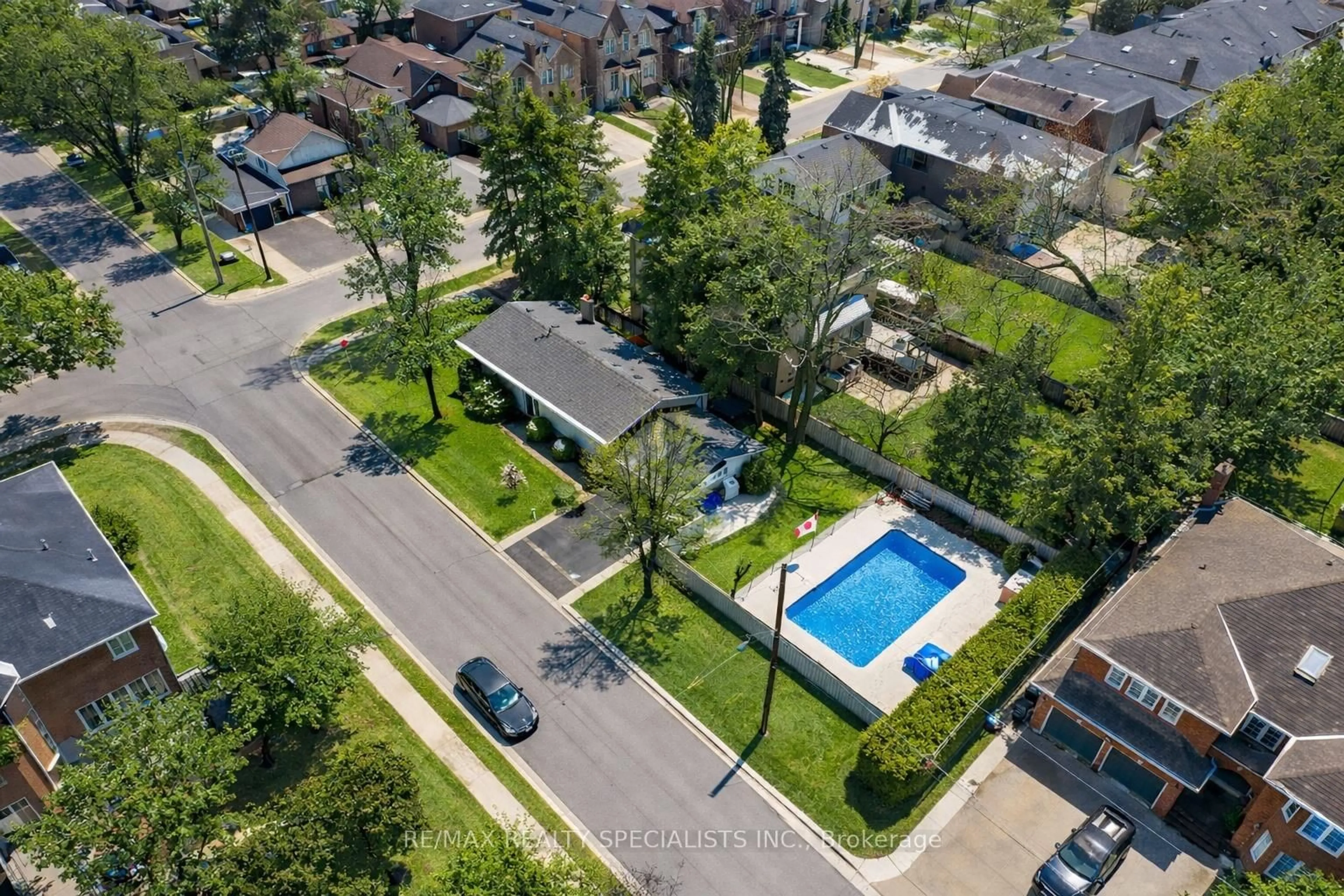 A pic from outside/outdoor area/front of a property/back of a property/a pic from drone, street for 322 Parkview Ave, Toronto Ontario M2N 3Z4