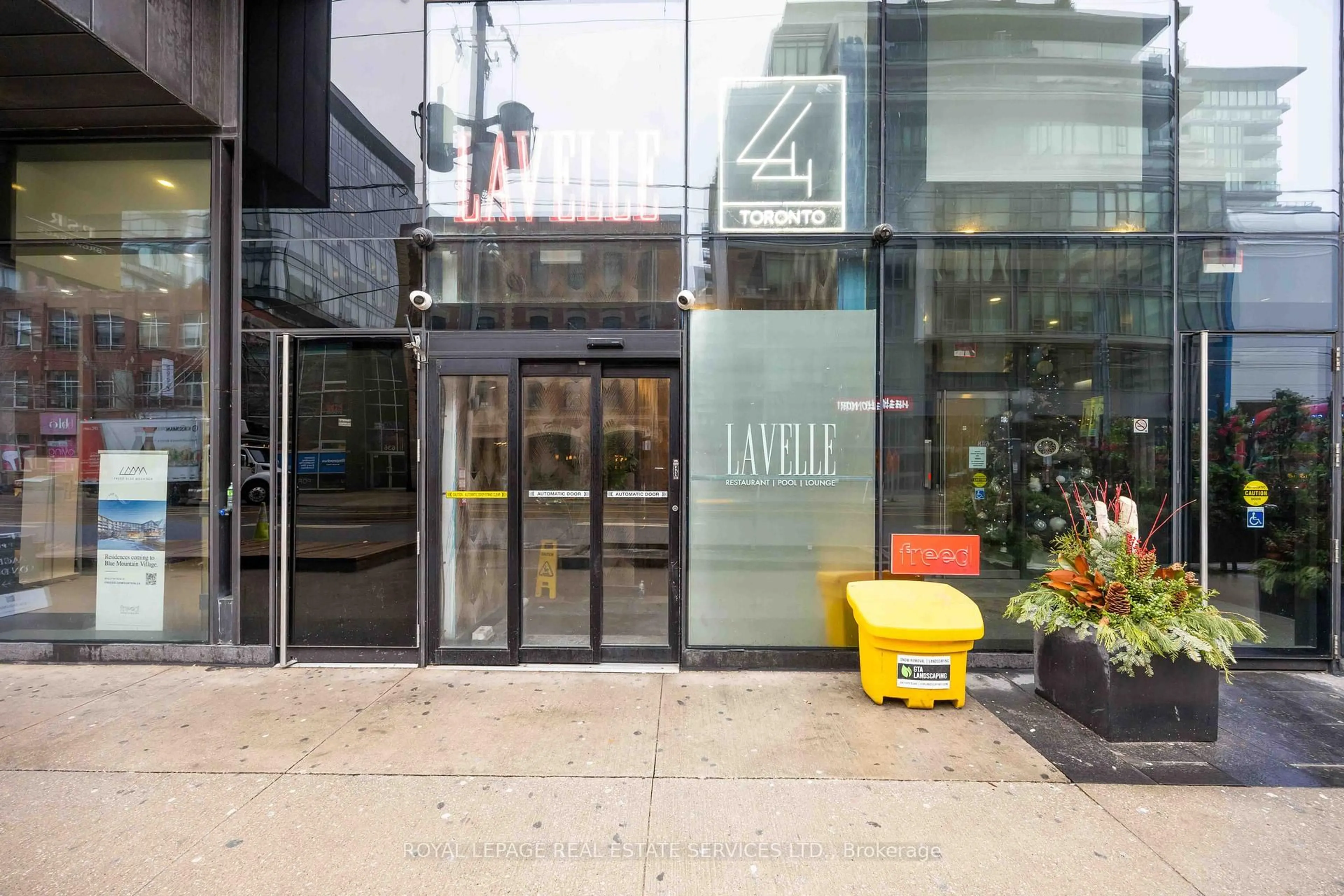 Patio, street for 629 King St #1128, Toronto Ontario M5V 0G9