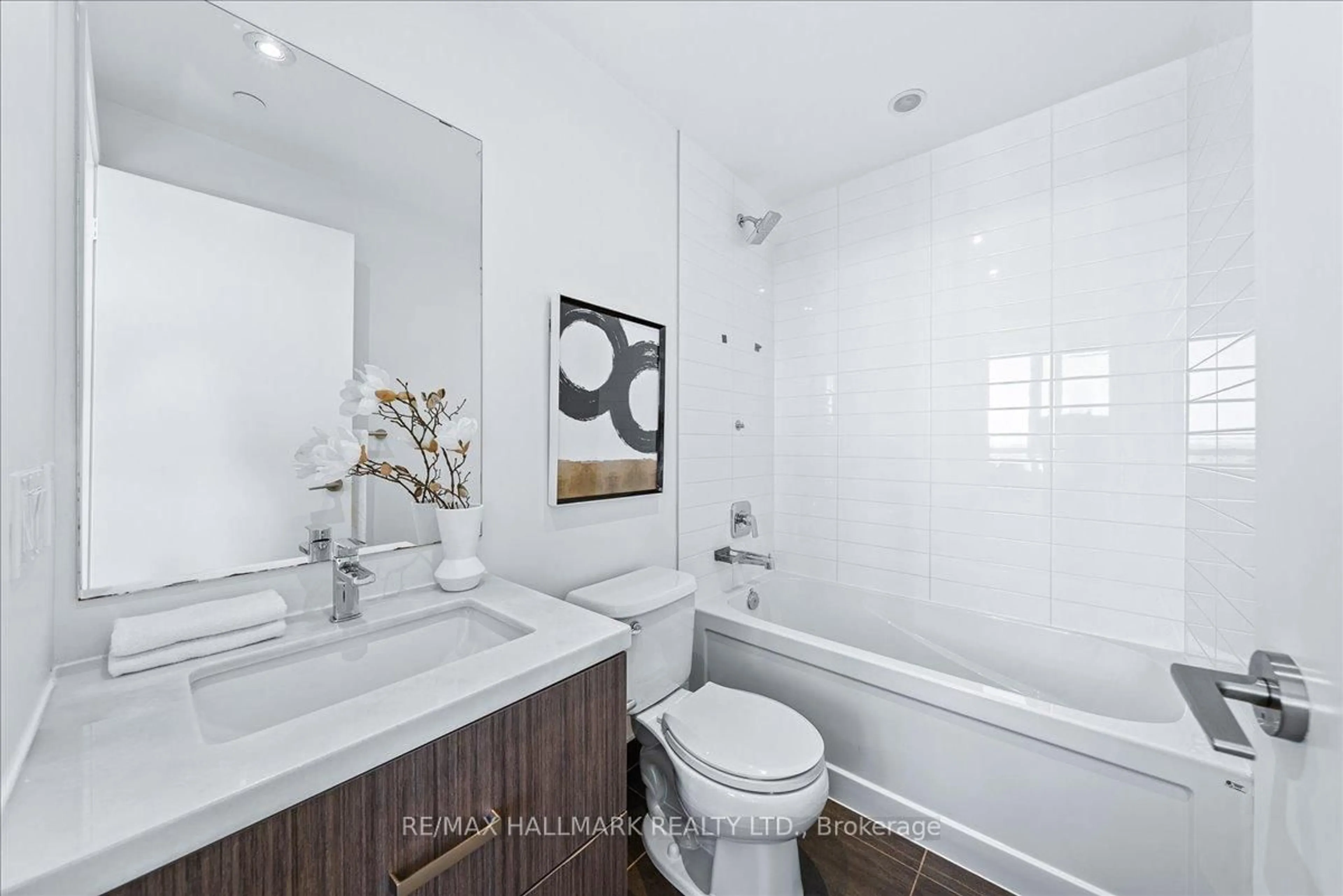 Standard bathroom, ceramic/tile floor for 501 St Clair Ave #1811, Toronto Ontario M5P 0A2