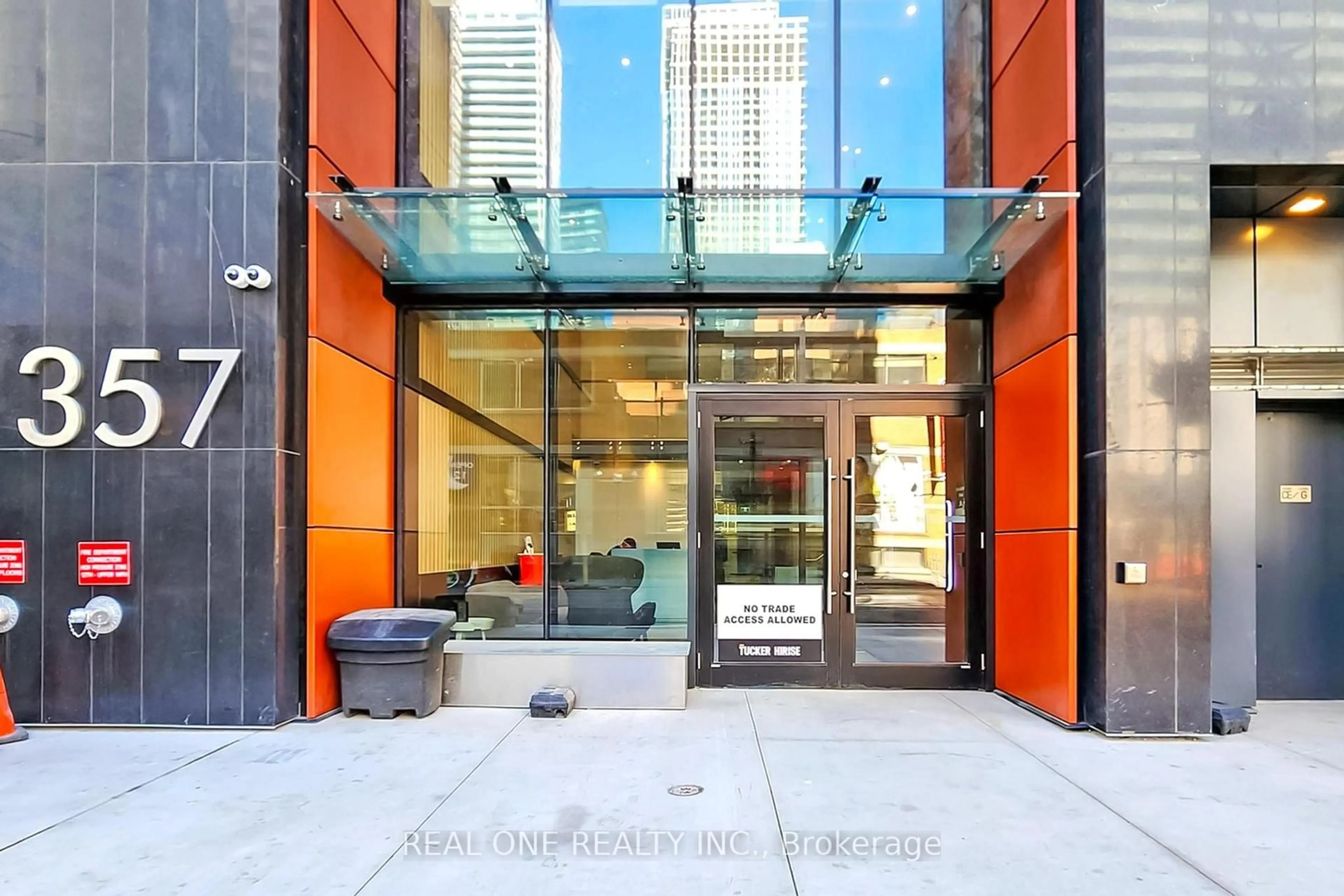 Indoor foyer for 357 King St #3401, Toronto Ontario M5V 0S7