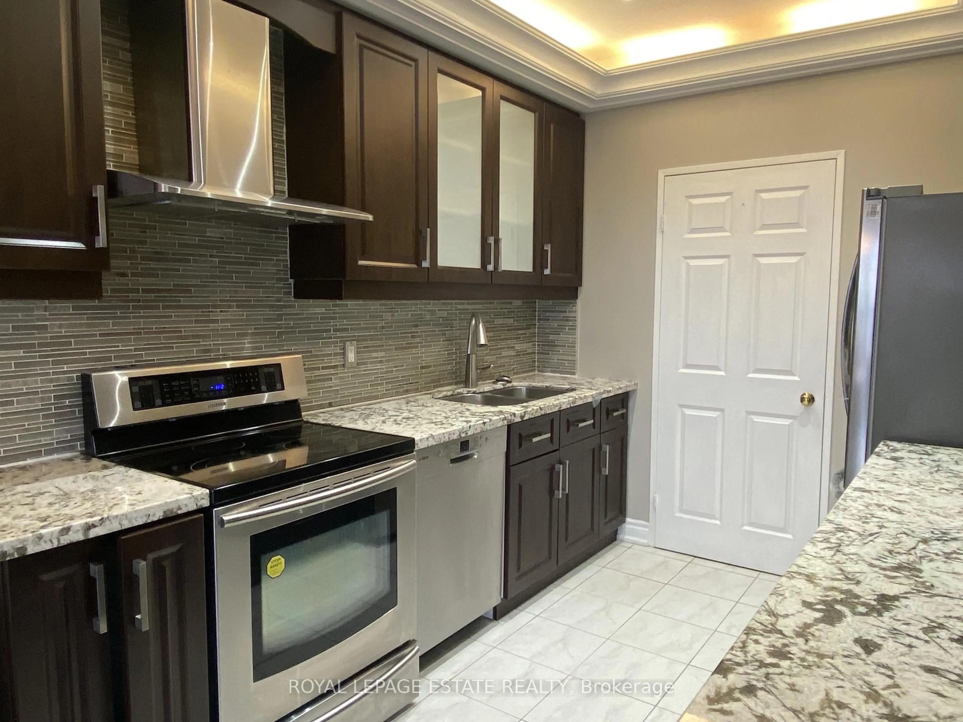 Standard kitchen, ceramic/tile floor for 280 Simcoe St #Ph3, Toronto Ontario M5T 2Y5