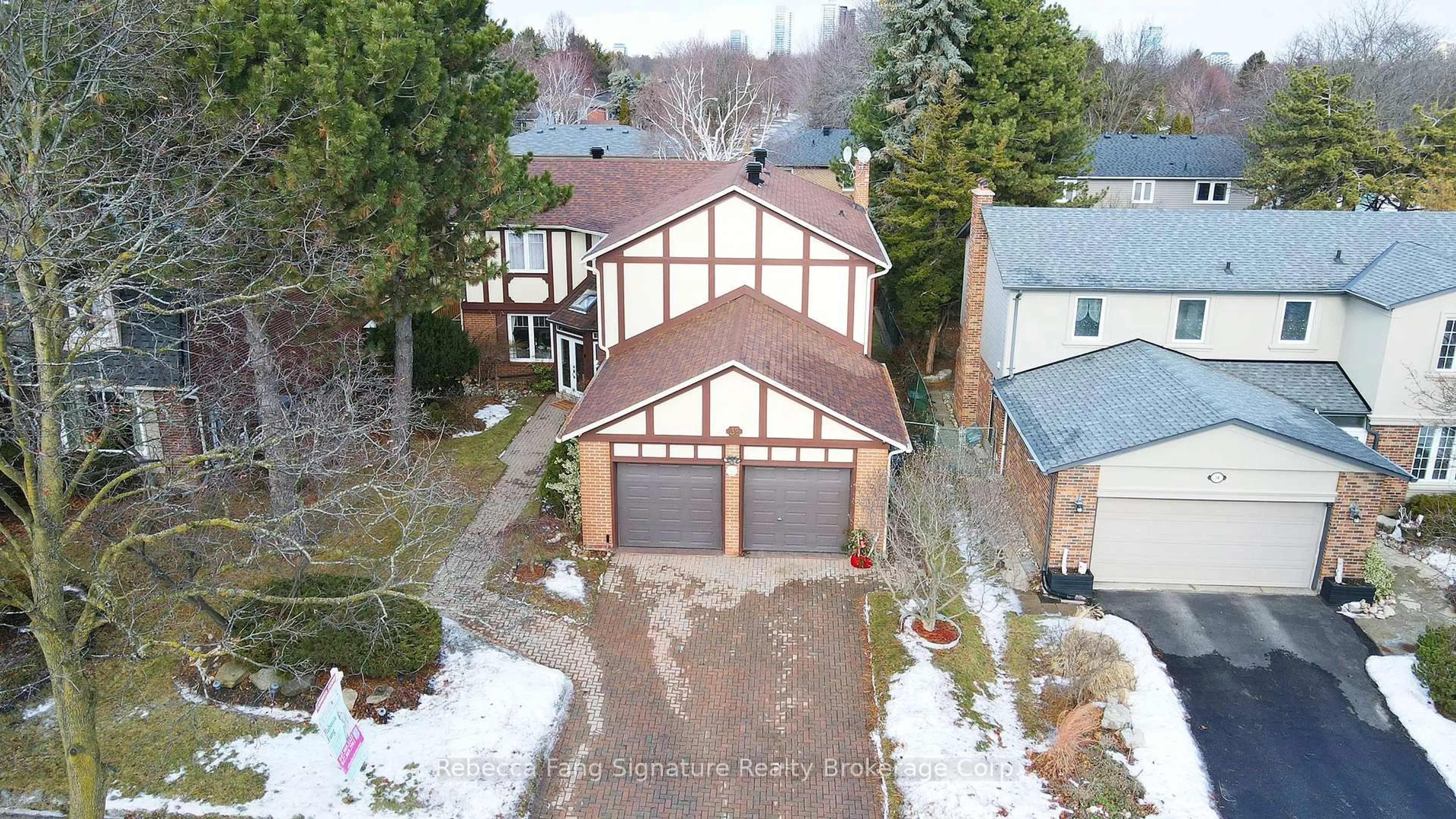A pic from outside/outdoor area/front of a property/back of a property/a pic from drone, street for 32 Mossgrove Tr, Toronto Ontario M2L 2W3