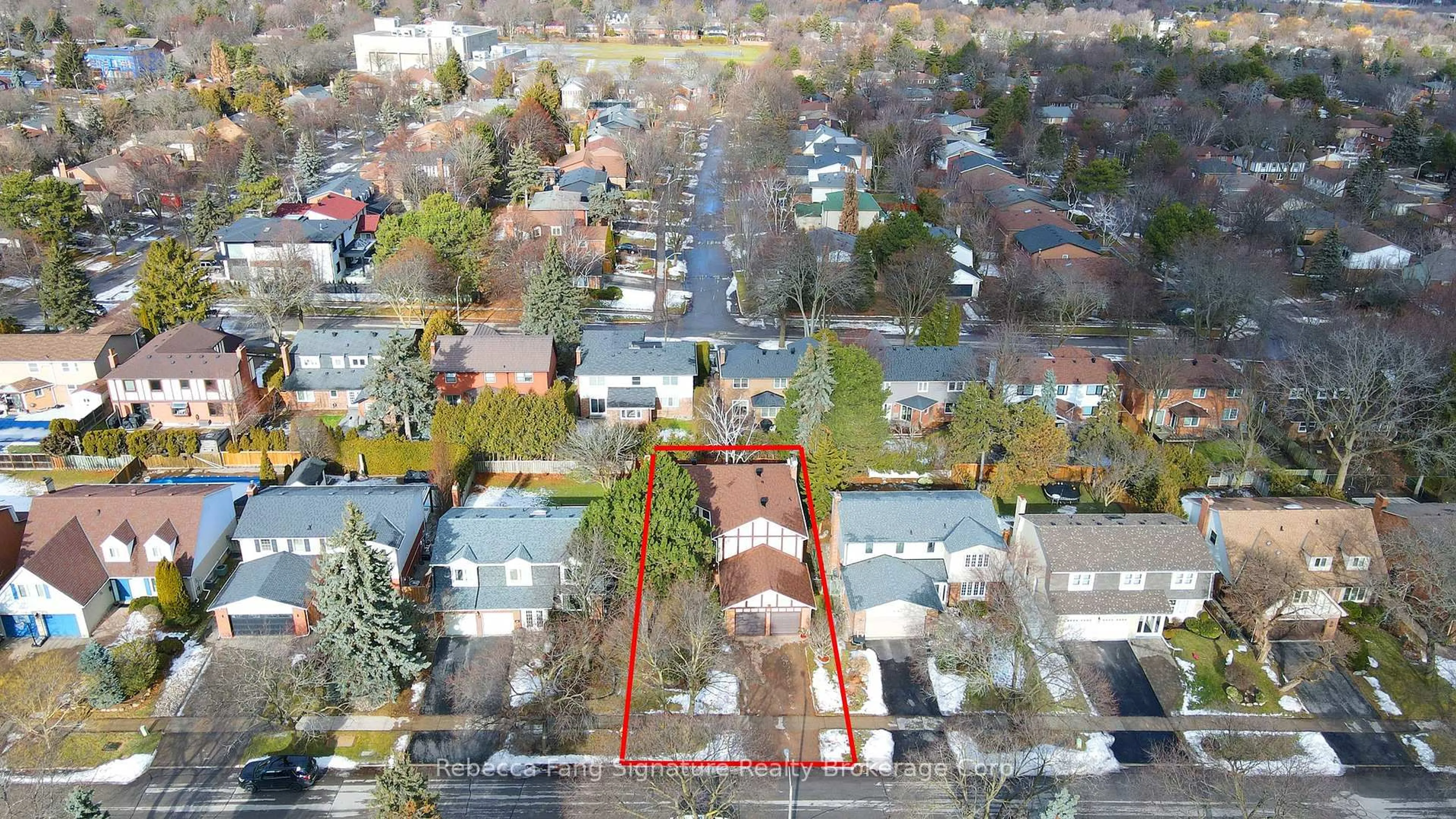 A pic from outside/outdoor area/front of a property/back of a property/a pic from drone, street for 32 Mossgrove Tr, Toronto Ontario M2L 2W3
