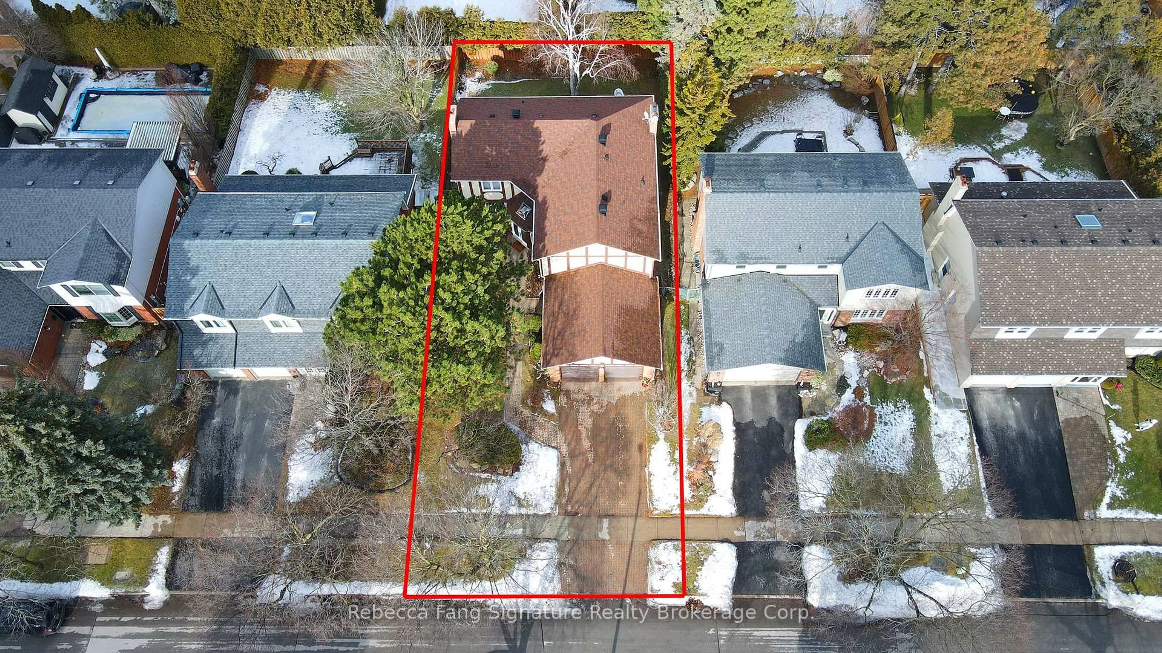 A pic from outside/outdoor area/front of a property/back of a property/a pic from drone, street for 32 Mossgrove Tr, Toronto Ontario M2L 2W3