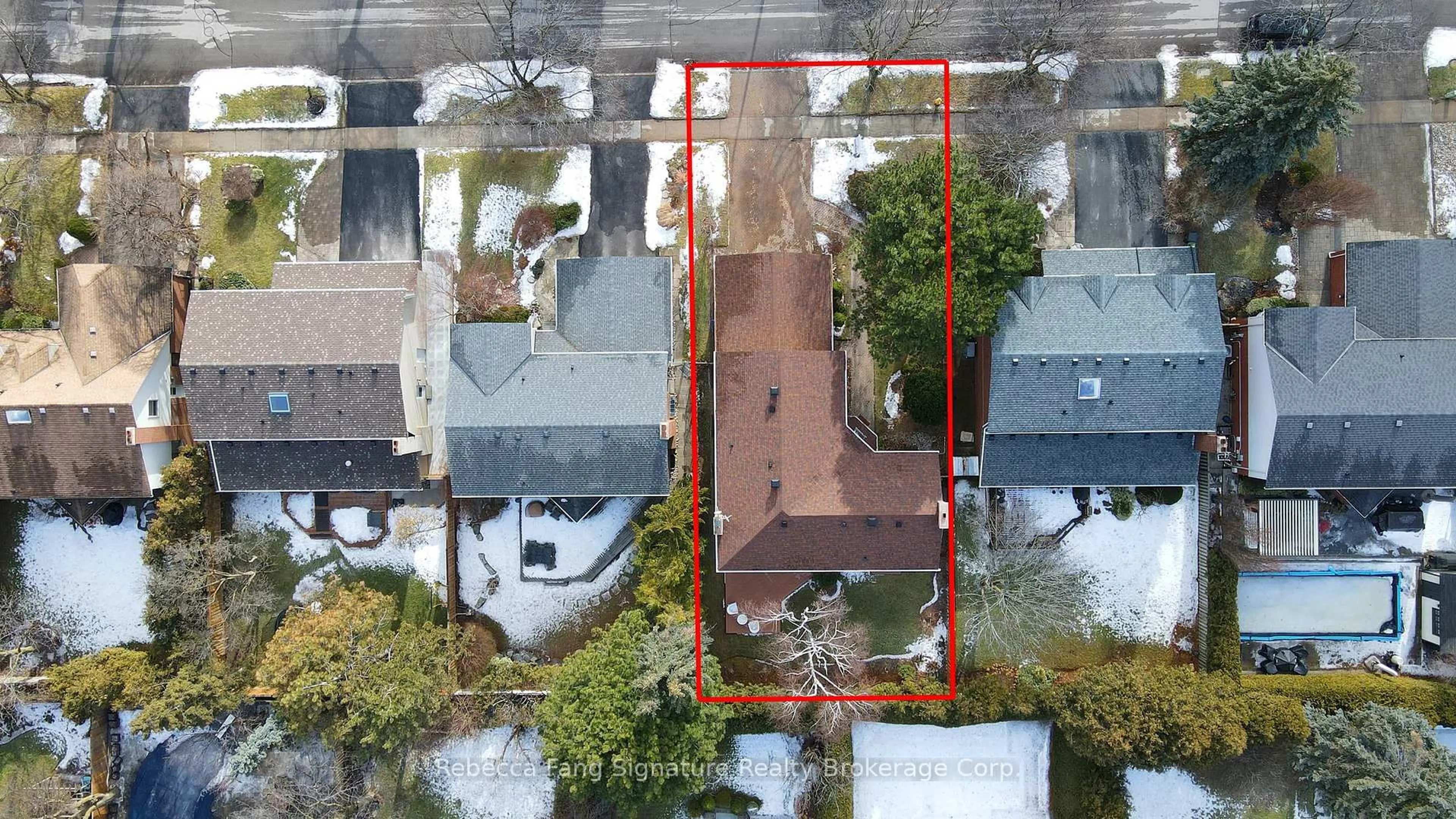 A pic from outside/outdoor area/front of a property/back of a property/a pic from drone, street for 32 Mossgrove Tr, Toronto Ontario M2L 2W3