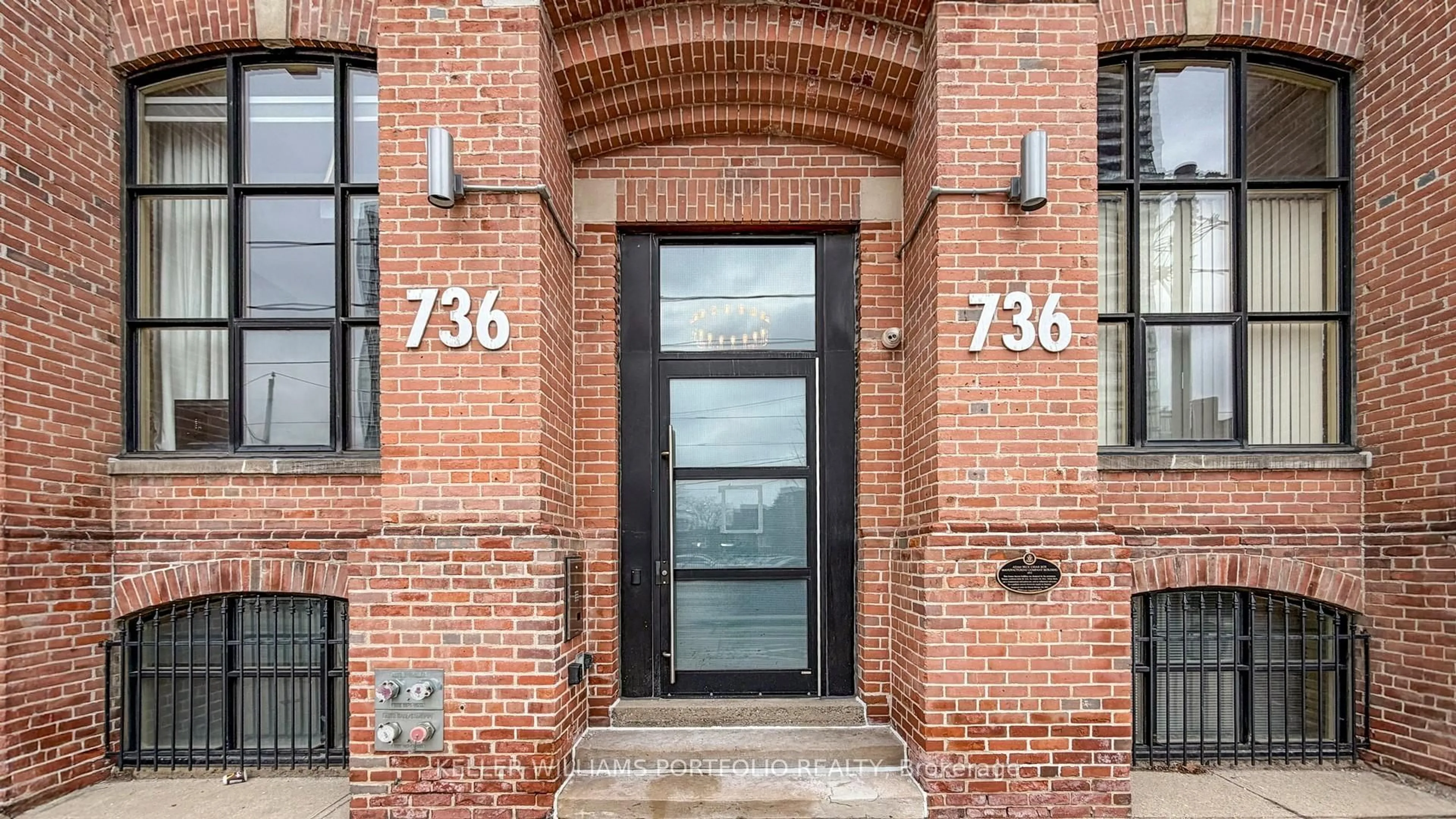 Home with brick exterior material, building for 736 Dundas St #401, Toronto Ontario M5A 2C5