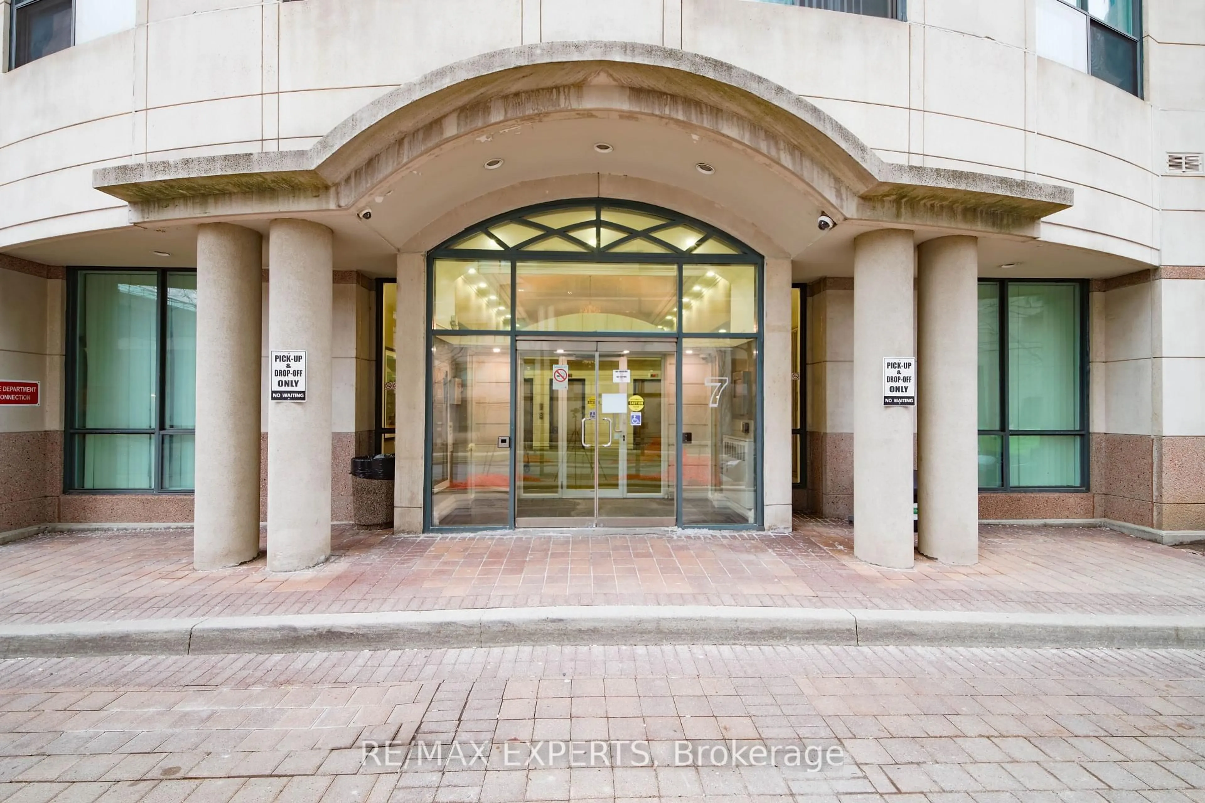 Indoor foyer for 7 Lorraine Dr #UPH-06, Toronto Ontario M2N 7H2