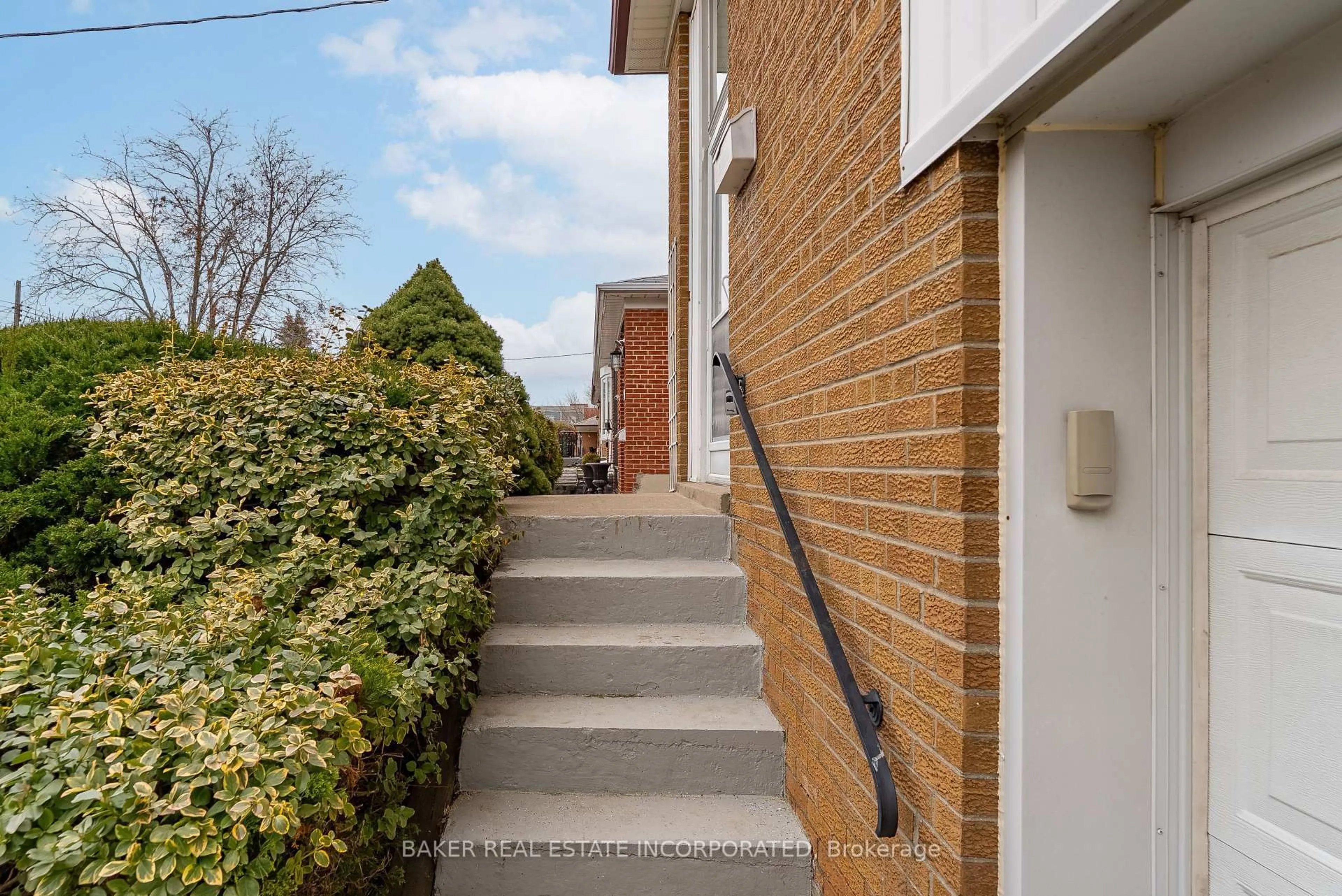 Stairs for 24 Pinebrook Ave, Toronto Ontario M4A 1Y9